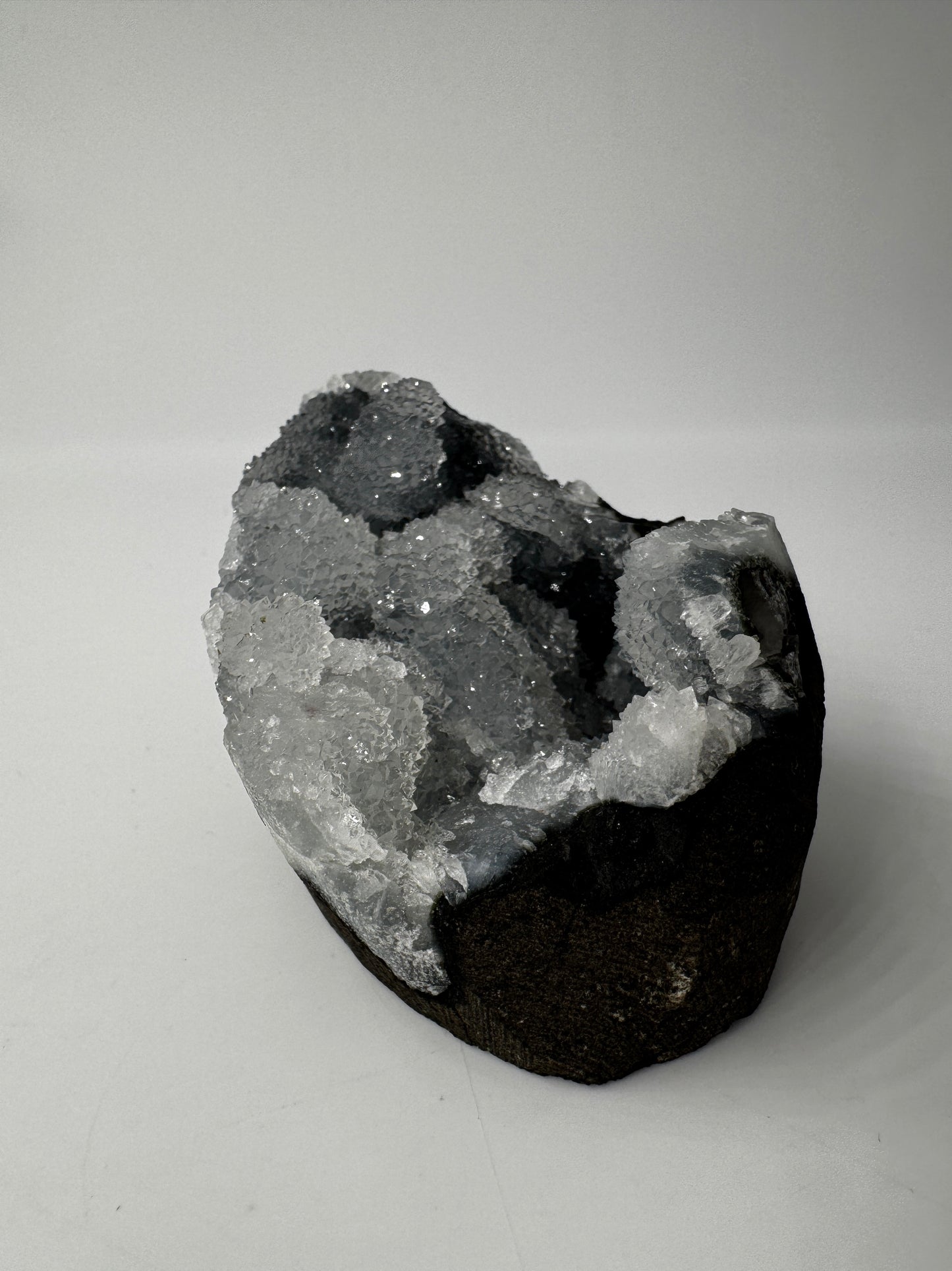 Chalcedon Rohstein CSB30, 6,7 × 4,9 cm – kryptokristalline Quarz-Varietät mit seidig-mattem Glänzen.