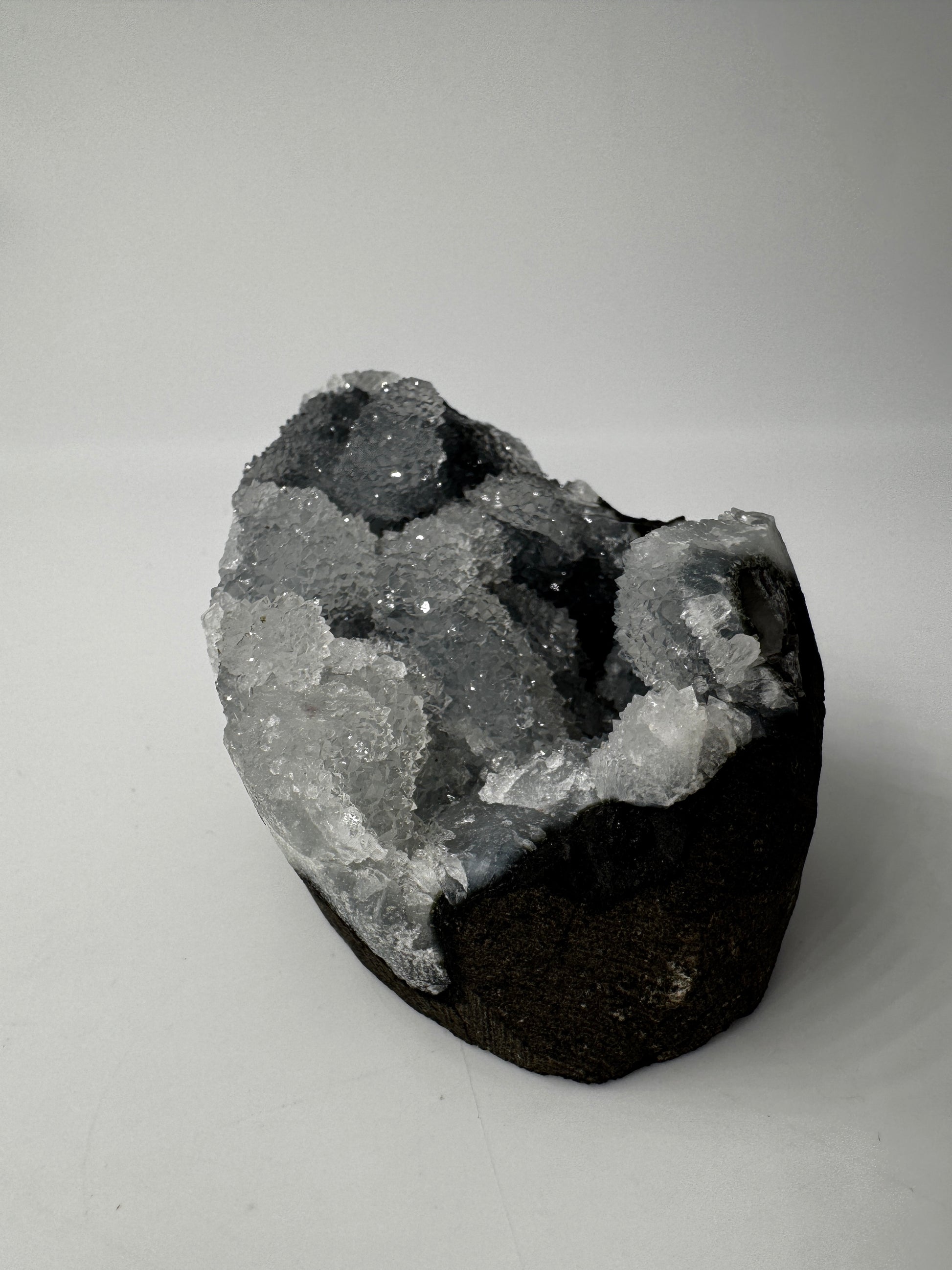 Chalcedon Rohstein CSB30, 6,7 × 4,9 cm – kryptokristalline Quarz-Varietät mit seidig-mattem Glänzen.