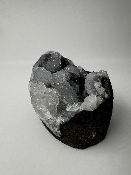 Chalcedon Rohstein CSB30, 6,7 × 4,9 cm – kryptokristalline Quarz-Varietät mit seidig-mattem Glänzen.