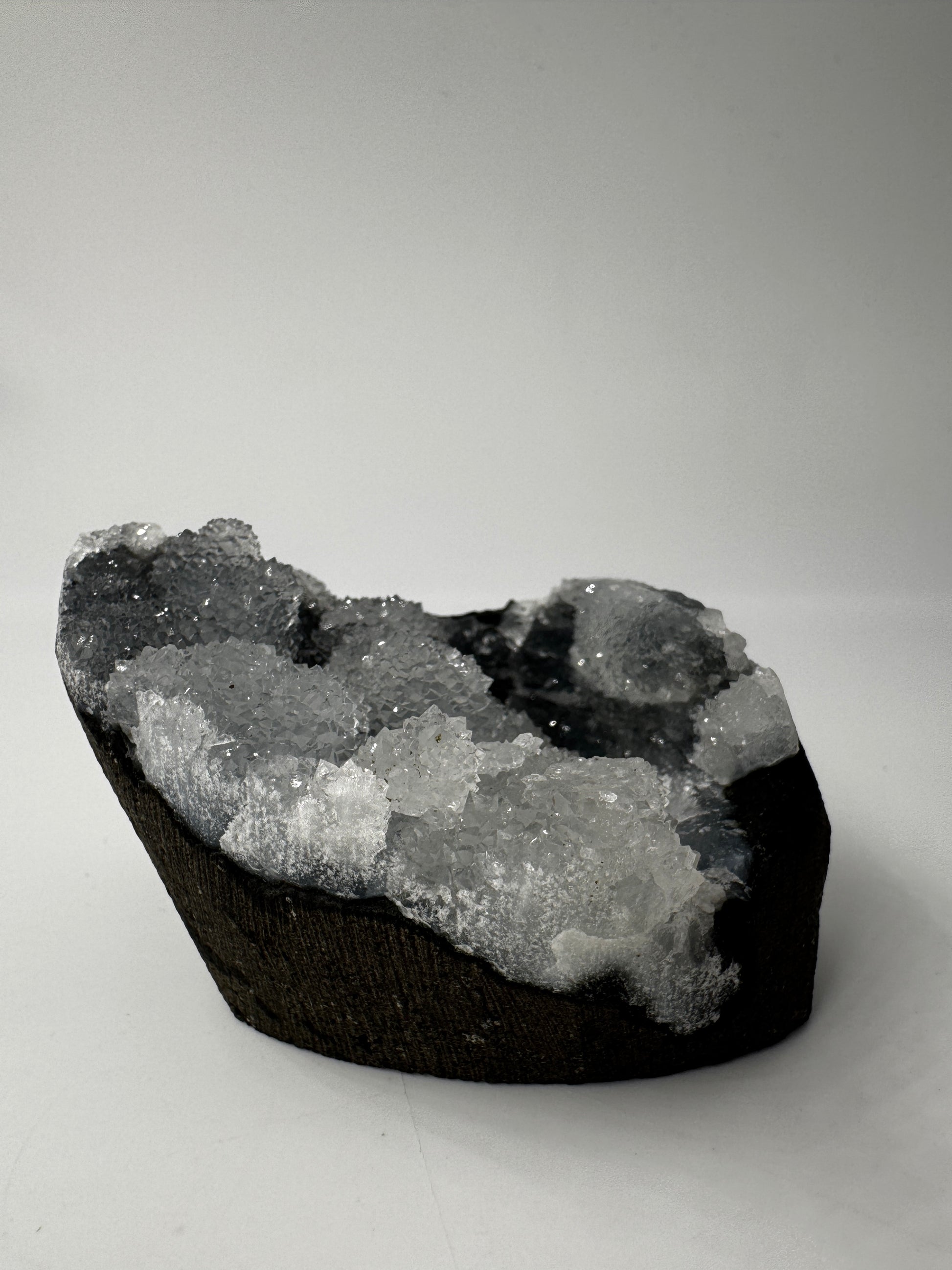 Chalcedon Rohstein CSB30, 6,7 × 4,9 cm – kryptokristalline Quarz-Varietät mit seidig-mattem Glänzen.