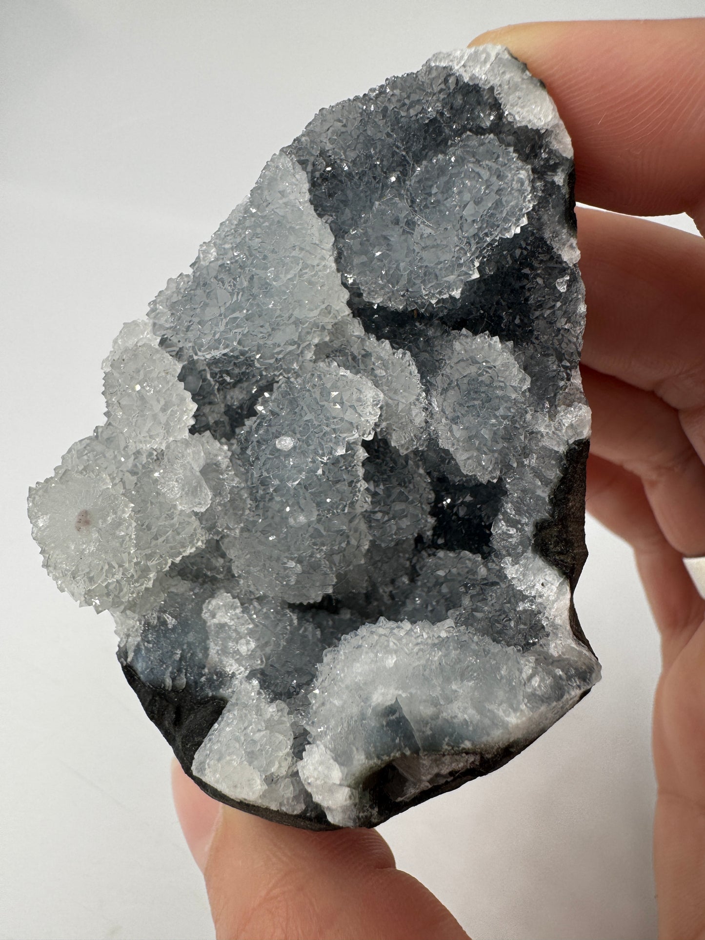 Chalcedon Rohstein CSB30, 6,7 × 4,9 cm – kryptokristalline Quarz-Varietät mit seidig-mattem Glänzen.
