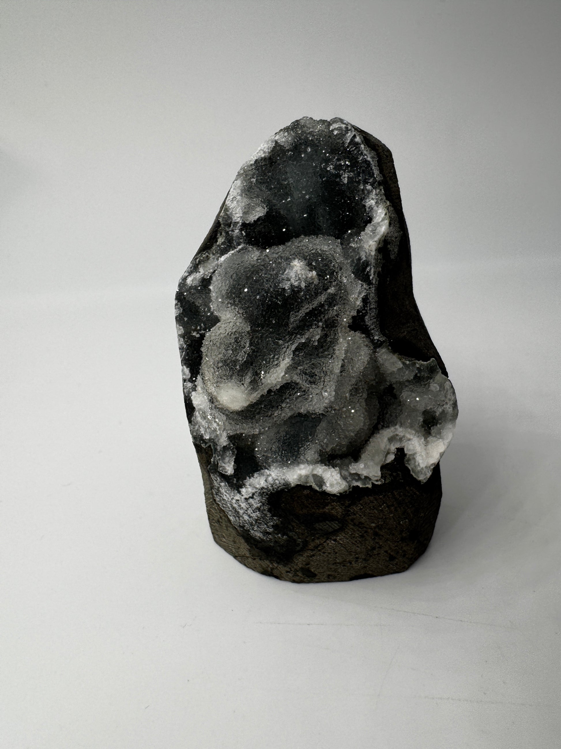Chalcedon Rohstein CSD30, 7,2 × 4,4 cm – kryptokristalline Quarz-Varietät mit seidig-mattem Glänzen.