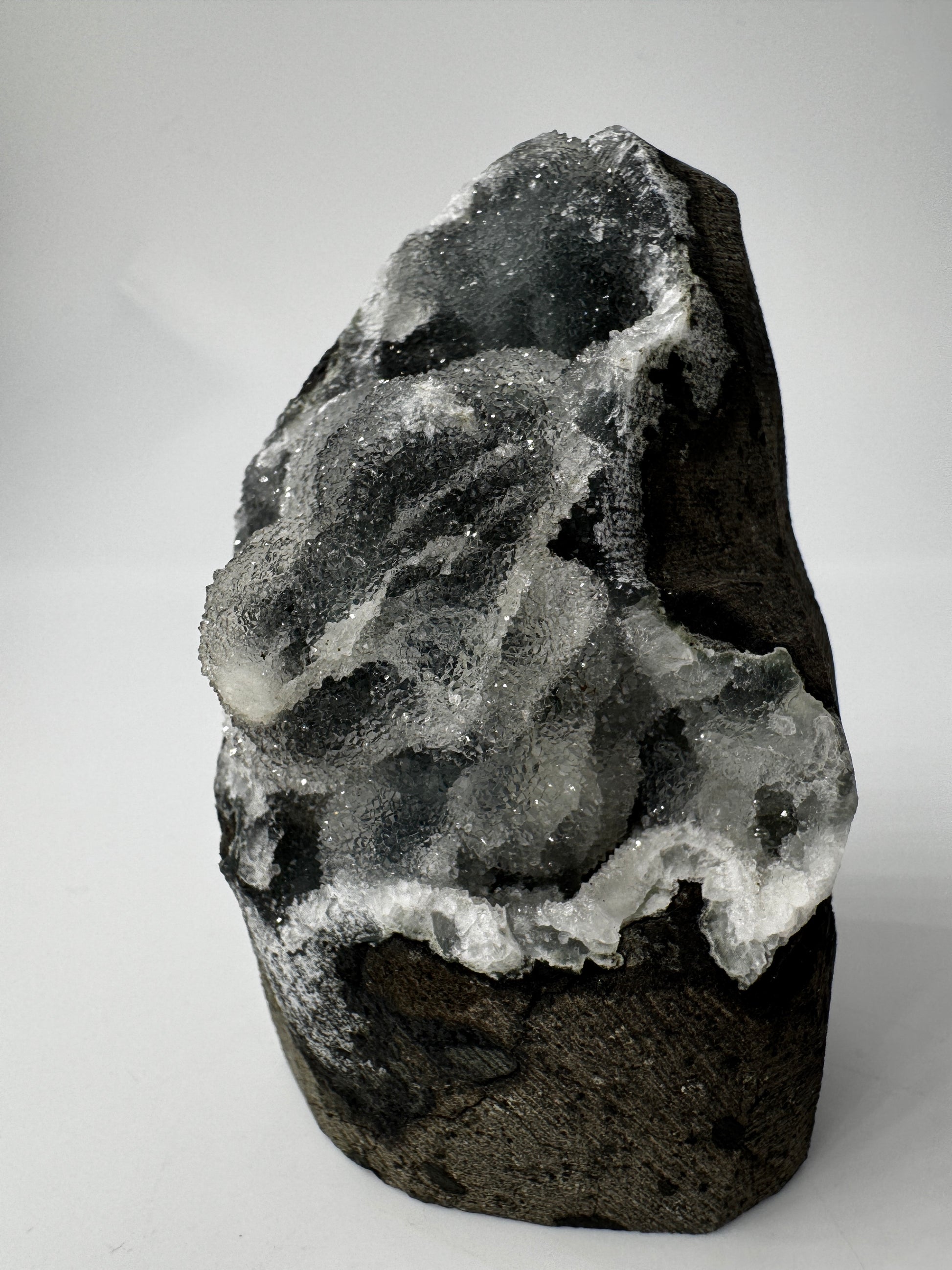 Chalcedon Rohstein CSD30, 7,2 × 4,4 cm – kryptokristalline Quarz-Varietät mit seidig-mattem Glänzen.
