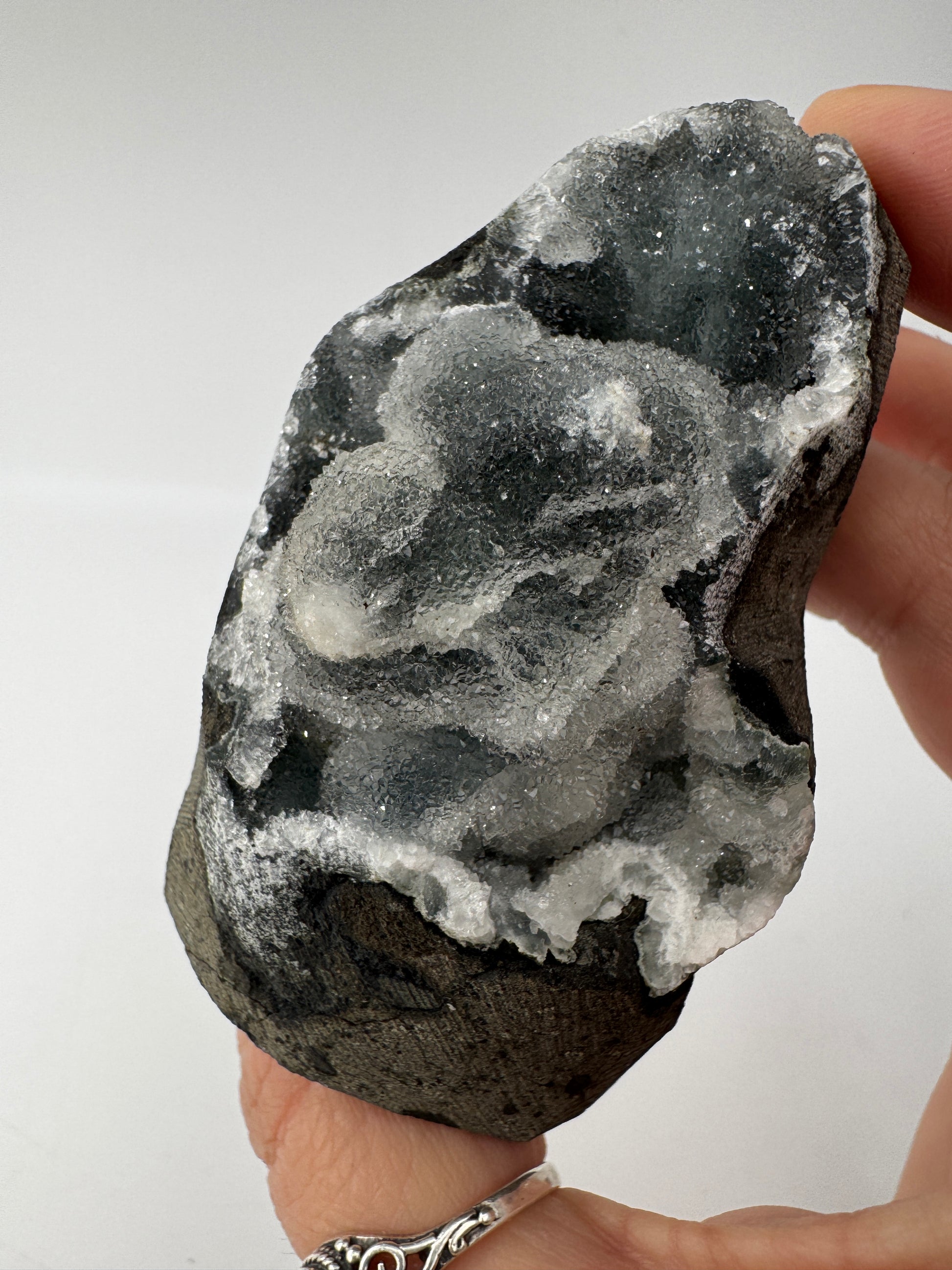 Chalcedon Rohstein CSD30, 7,2 × 4,4 cm – kryptokristalline Quarz-Varietät mit seidig-mattem Glänzen.