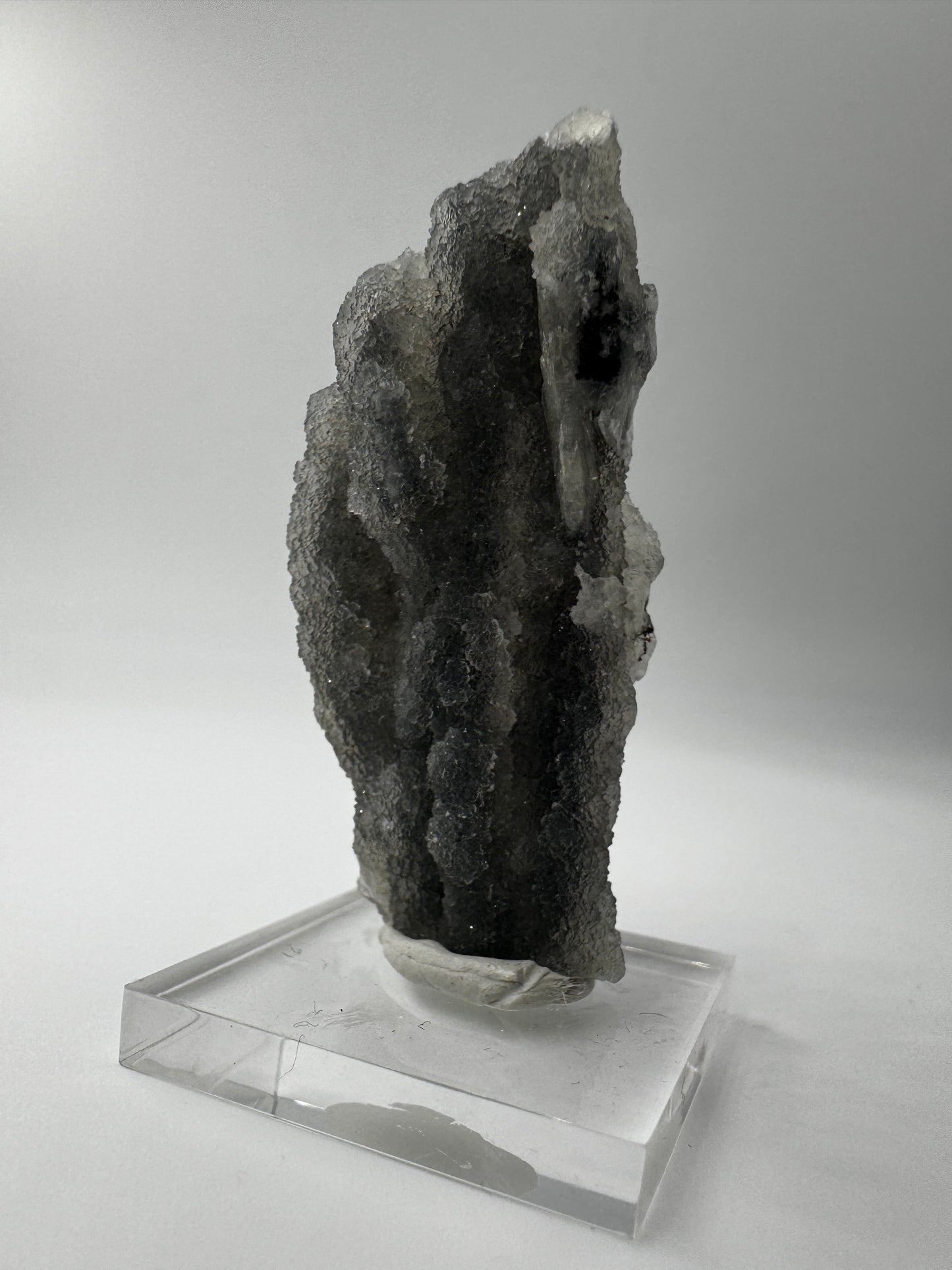 Chalcedon Stalaktit CSB19 aus der Türkei, ca. 5,3 × 2,4 cm, milchig-blauer Tropfstein.