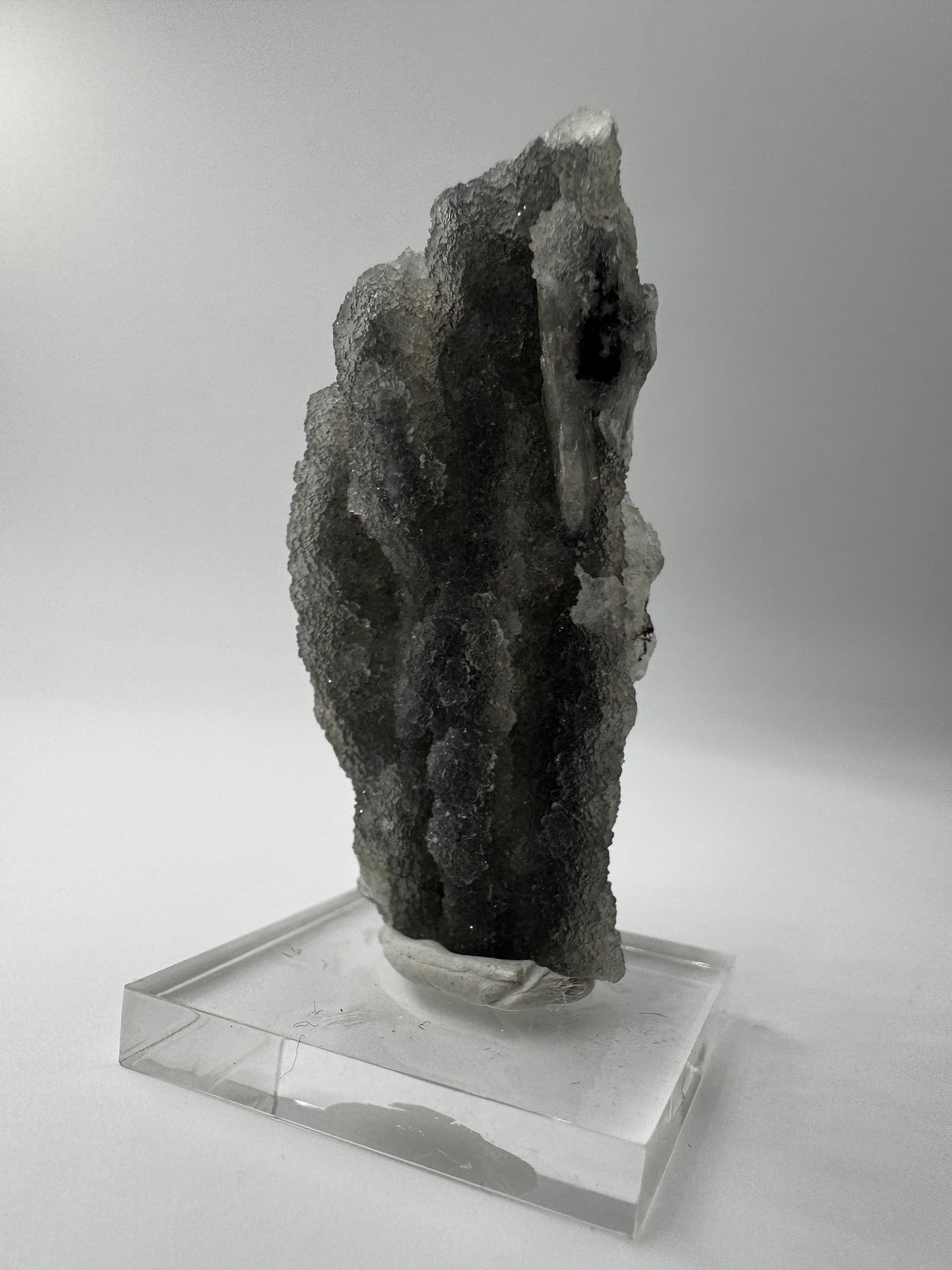 Chalcedon Stalaktit CSB19 aus der Türkei, ca. 5,3 × 2,4 cm, milchig-blauer Tropfstein.