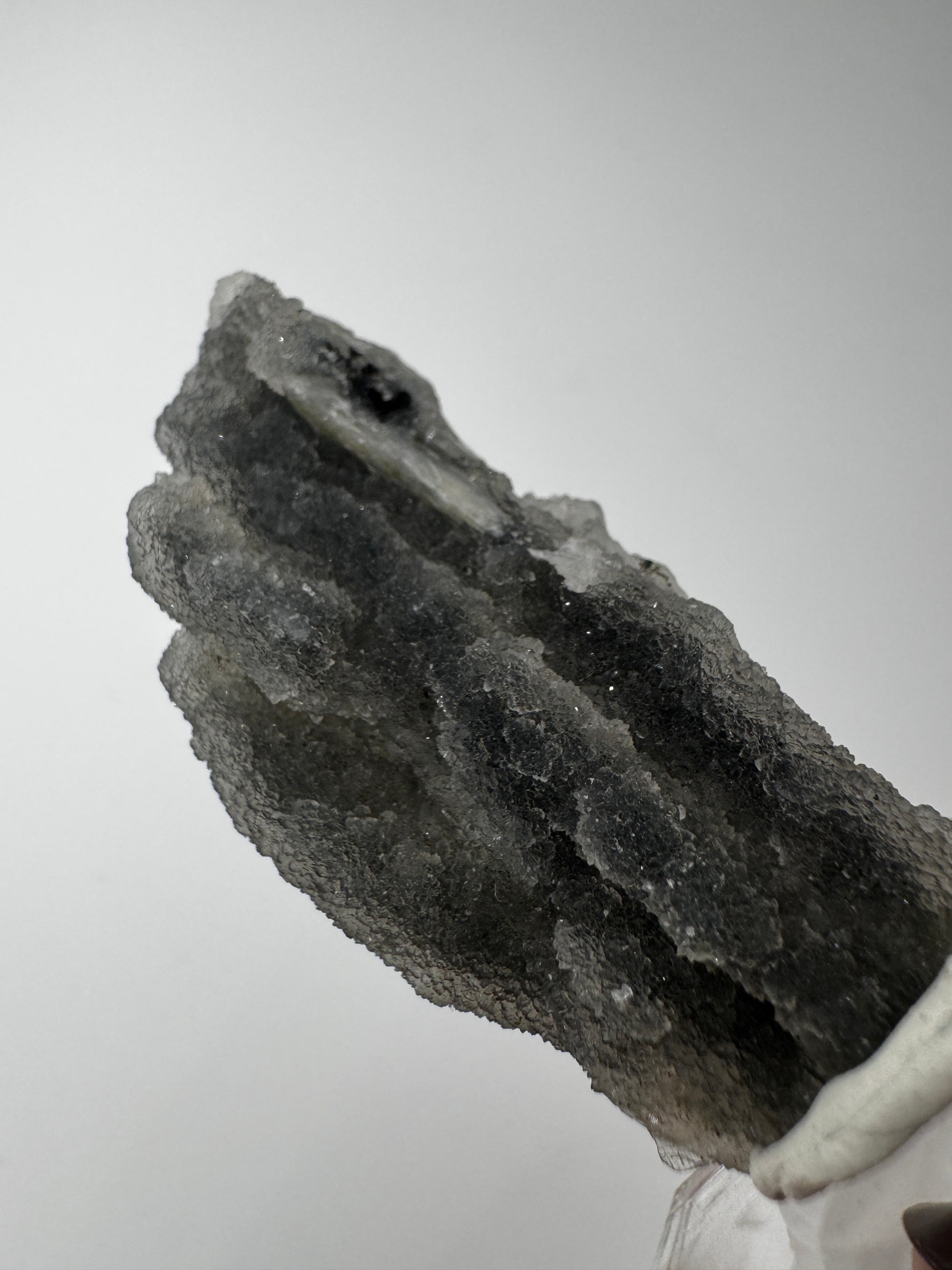 Chalcedon Stalaktit CSB19 aus der Türkei, ca. 5,3 × 2,4 cm, milchig-blauer Tropfstein.