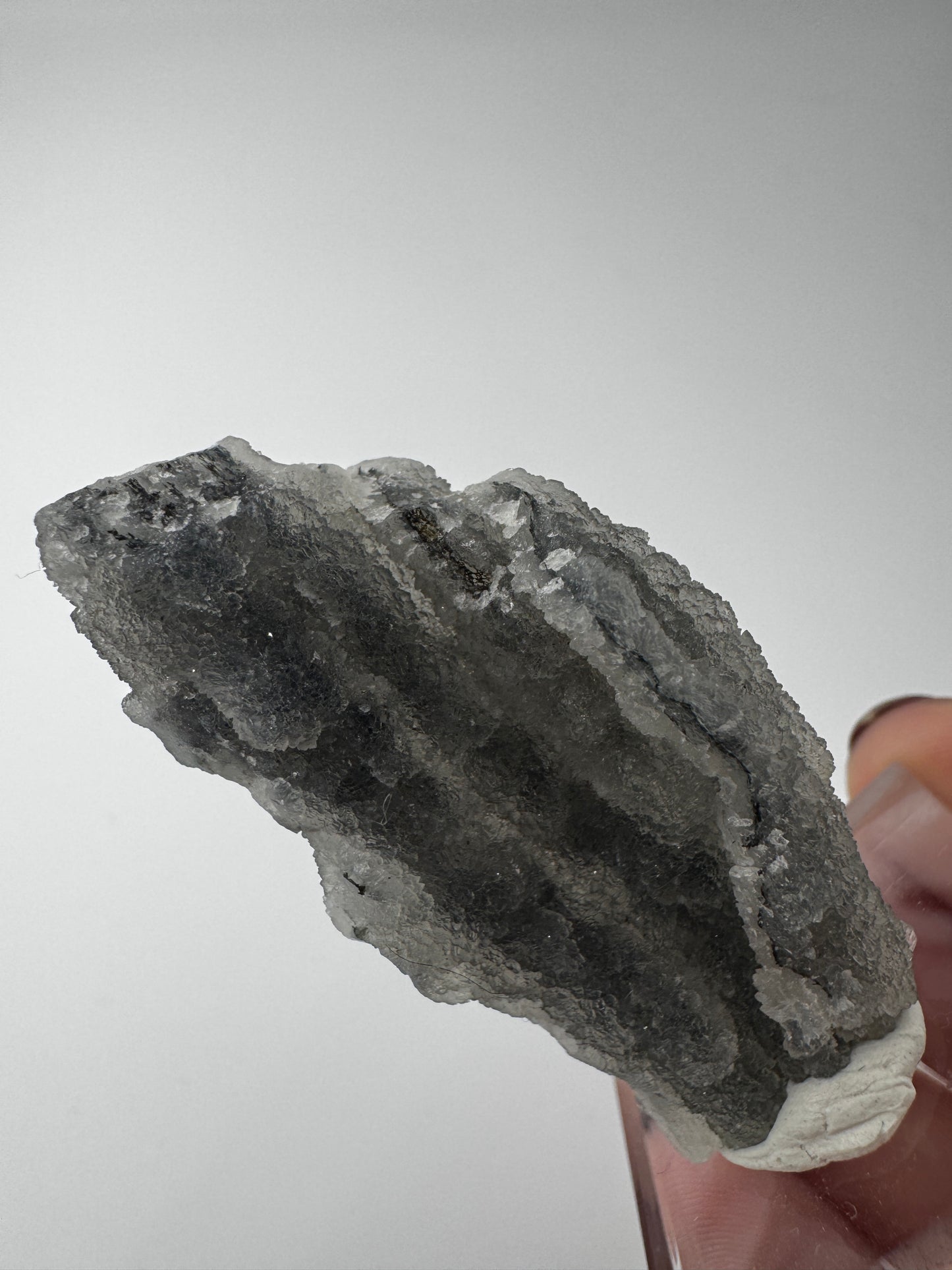 Chalcedon Stalaktit CSB19 aus der Türkei, ca. 5,3 × 2,4 cm, milchig-blauer Tropfstein.