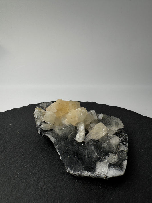 Chalcedon mit Stilbit CS32, 7,6 × 5,2 cm – kryptokristalliner Quarz mit blättrigen Zeolith-Kristallen, großes Prachtsstück für Sammler.