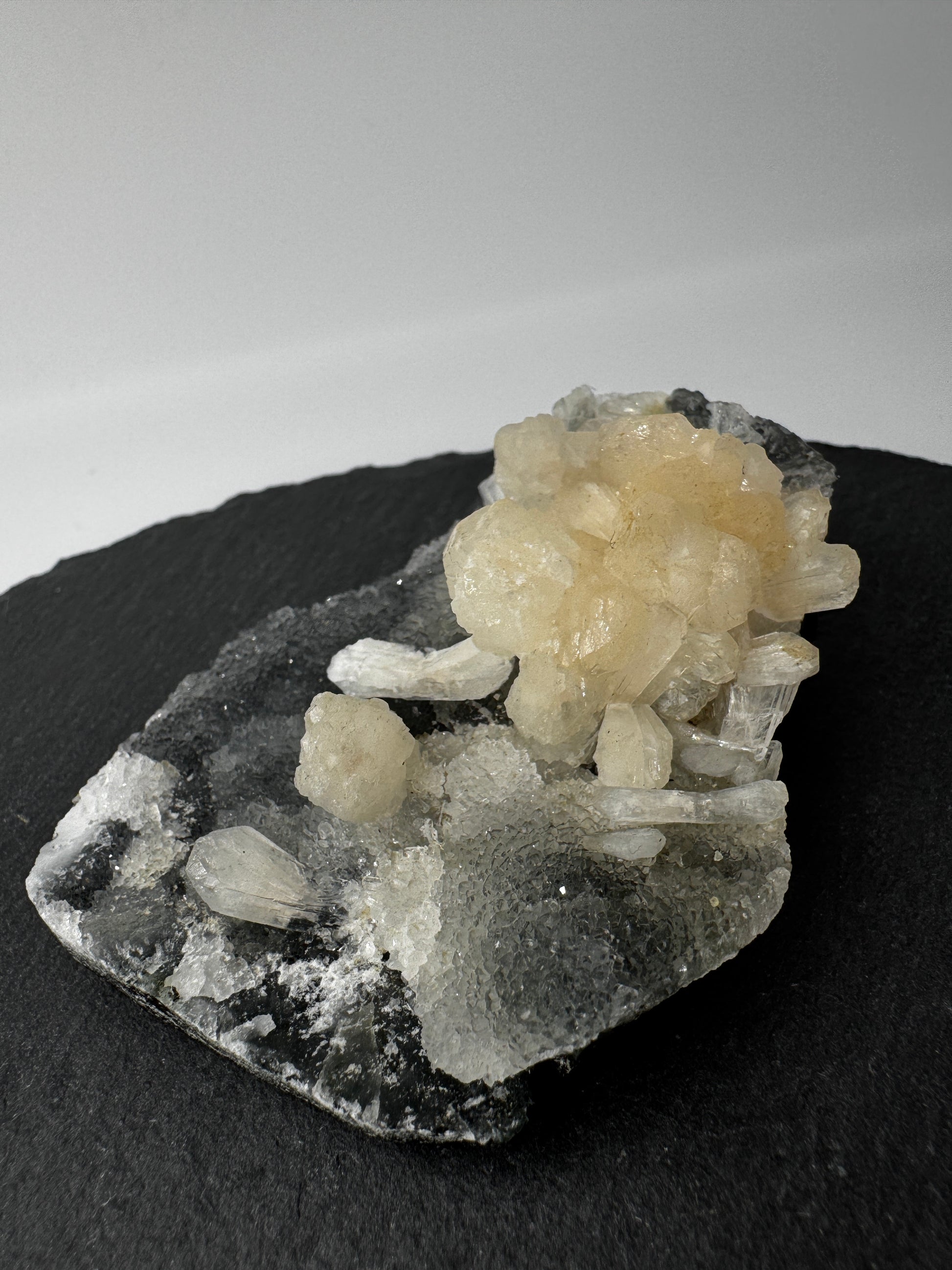Chalcedon mit Stilbit CS32, 7,6 × 5,2 cm – kryptokristalliner Quarz mit blättrigen Zeolith-Kristallen, großes Prachtsstück für Sammler.