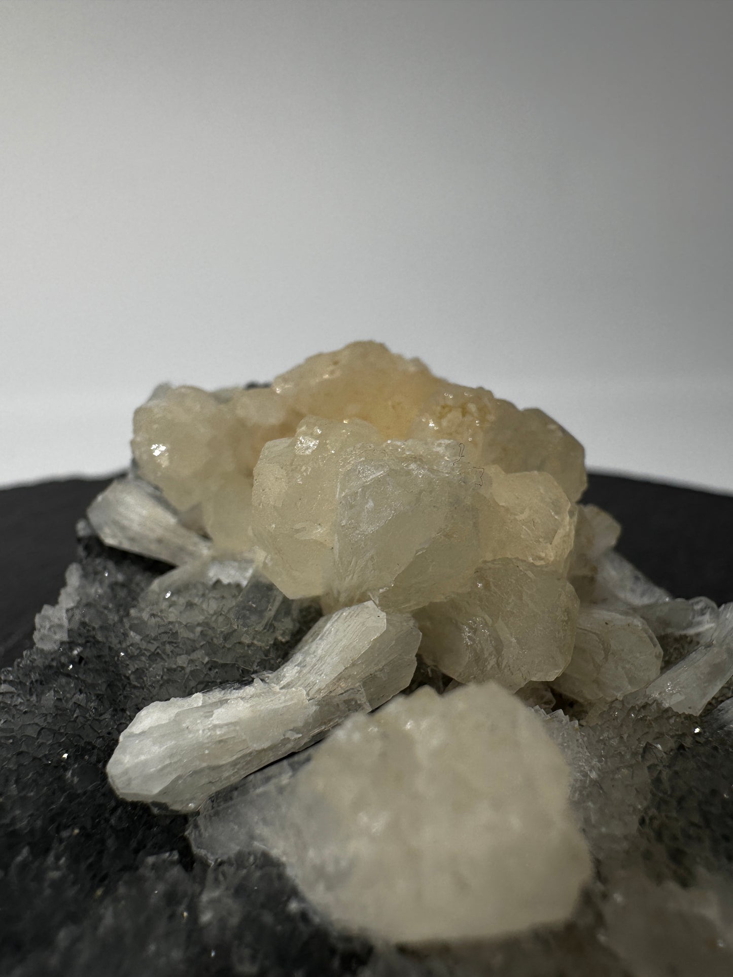 Chalcedon mit Stilbit CS32, 7,6 × 5,2 cm – kryptokristalliner Quarz mit blättrigen Zeolith-Kristallen, großes Prachtsstück für Sammler.