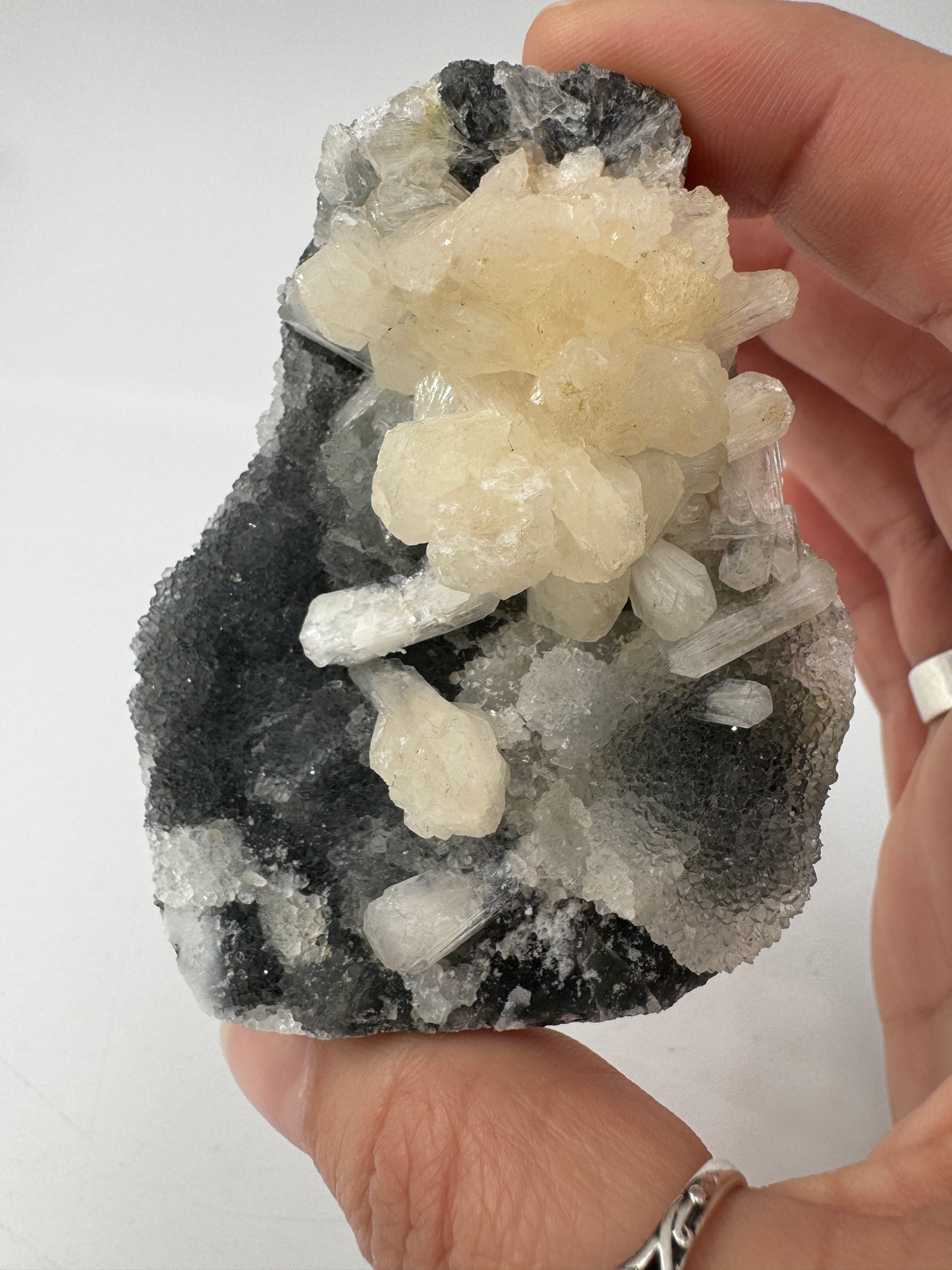 Chalcedon mit Stilbit CS32, 7,6 × 5,2 cm – kryptokristalliner Quarz mit blättrigen Zeolith-Kristallen, großes Prachtsstück für Sammler.