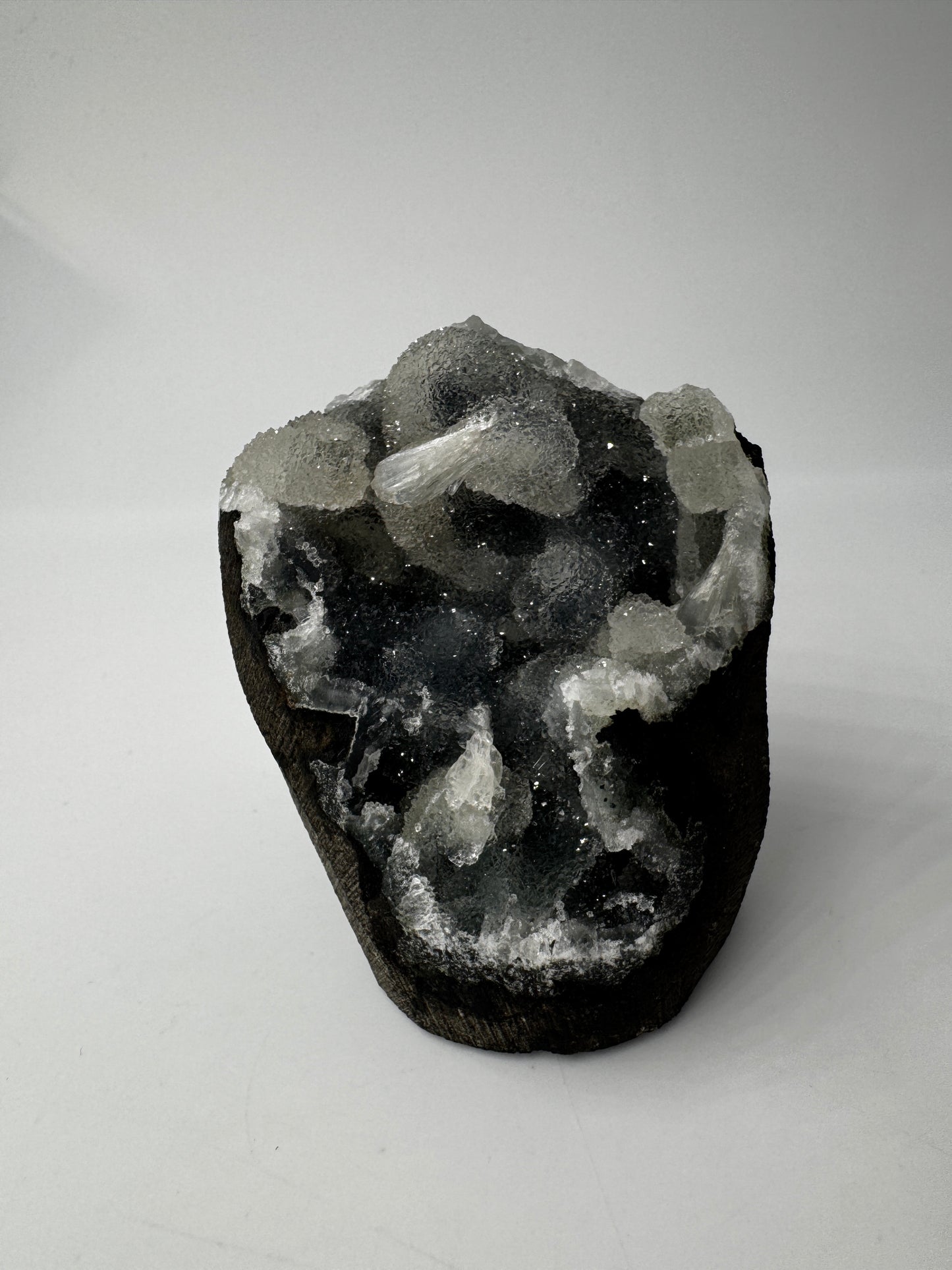 Chalcedon mit Stilbit CSC30, 6,7 × 4,9 cm – kryptokristalliner Quarz mit blättrigen Zeolith-Kristallen, seltene Mineralkombination.
