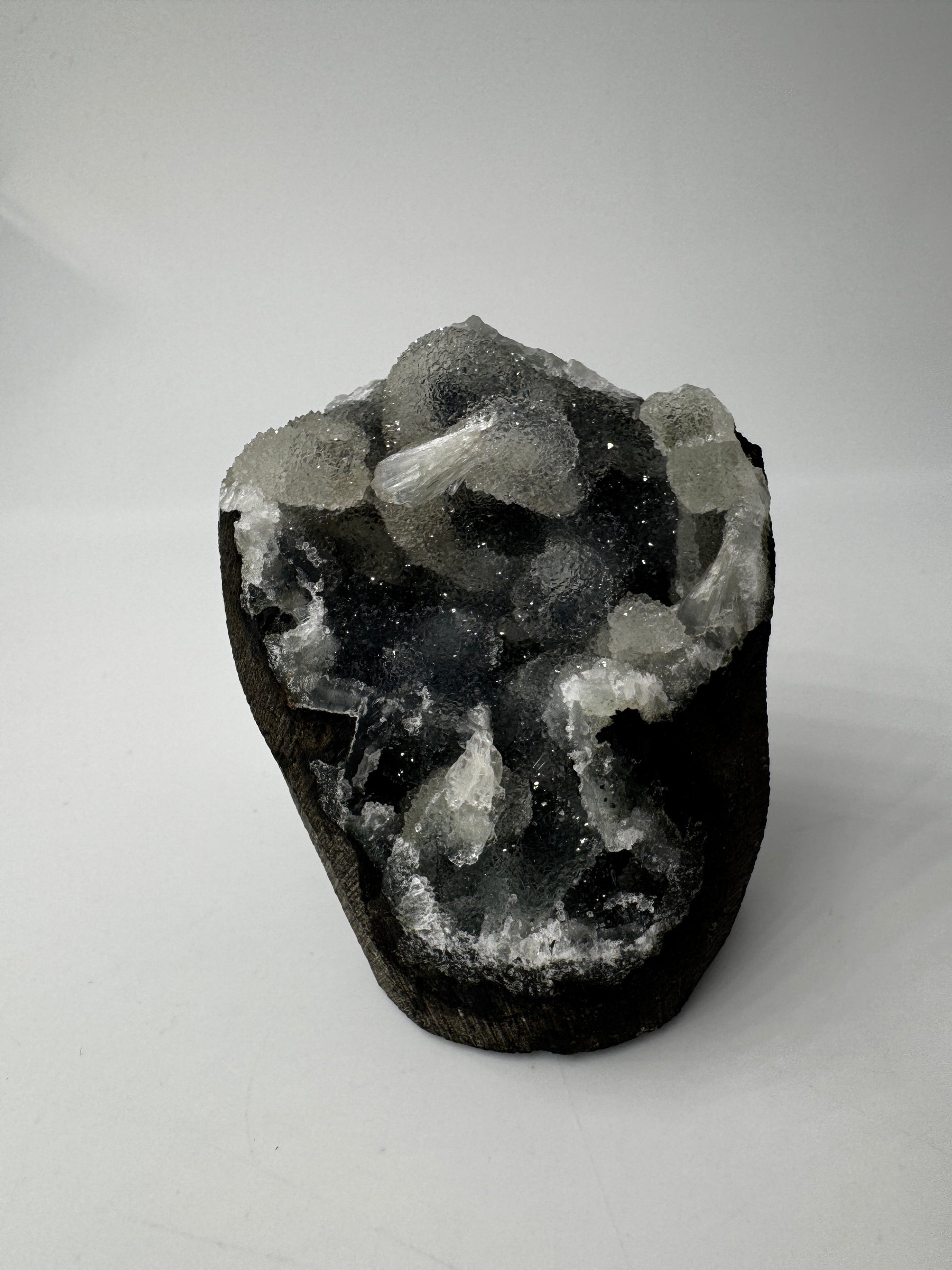 Chalcedon mit Stilbit CSC30, 6,7 × 4,9 cm – kryptokristalliner Quarz mit blättrigen Zeolith-Kristallen, seltene Mineralkombination.
