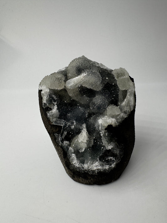 Chalcedon mit Stilbit CSC30, 6,7 × 4,9 cm – kryptokristalliner Quarz mit blättrigen Zeolith-Kristallen, seltene Mineralkombination.