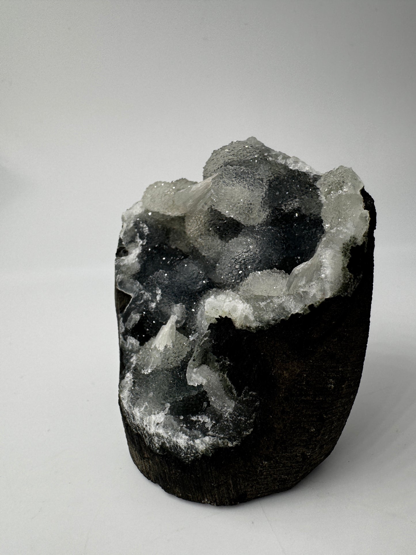 Chalcedon mit Stilbit CSC30, 6,7 × 4,9 cm – kryptokristalliner Quarz mit blättrigen Zeolith-Kristallen, seltene Mineralkombination.