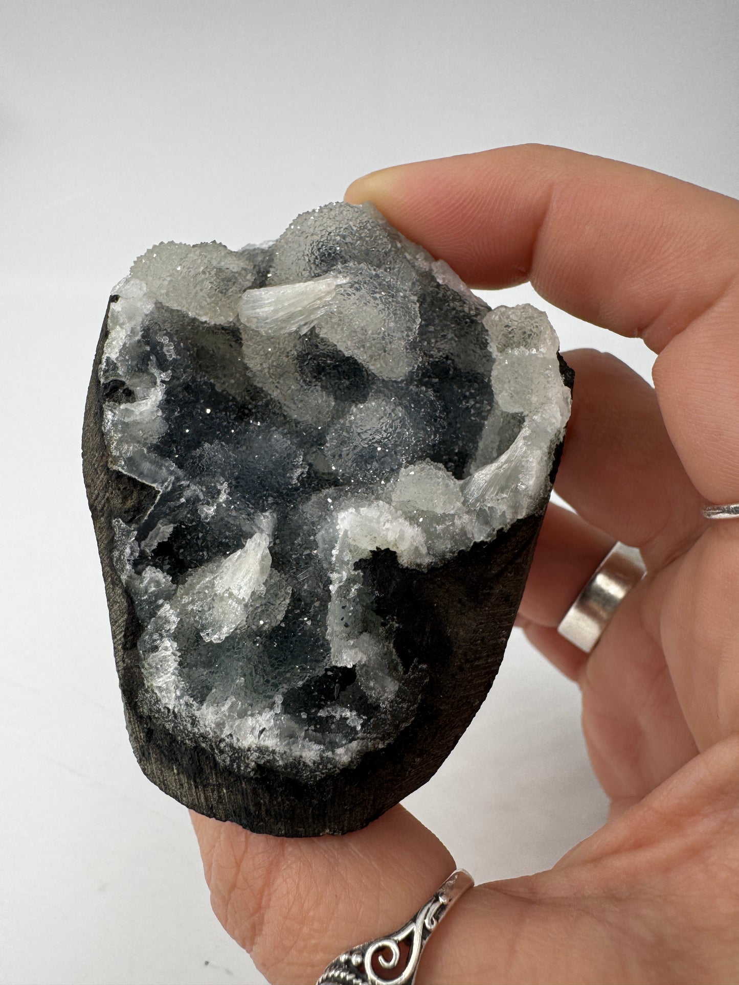 Chalcedon mit Stilbit CSC30, 6,7 × 4,9 cm – kryptokristalliner Quarz mit blättrigen Zeolith-Kristallen, seltene Mineralkombination.