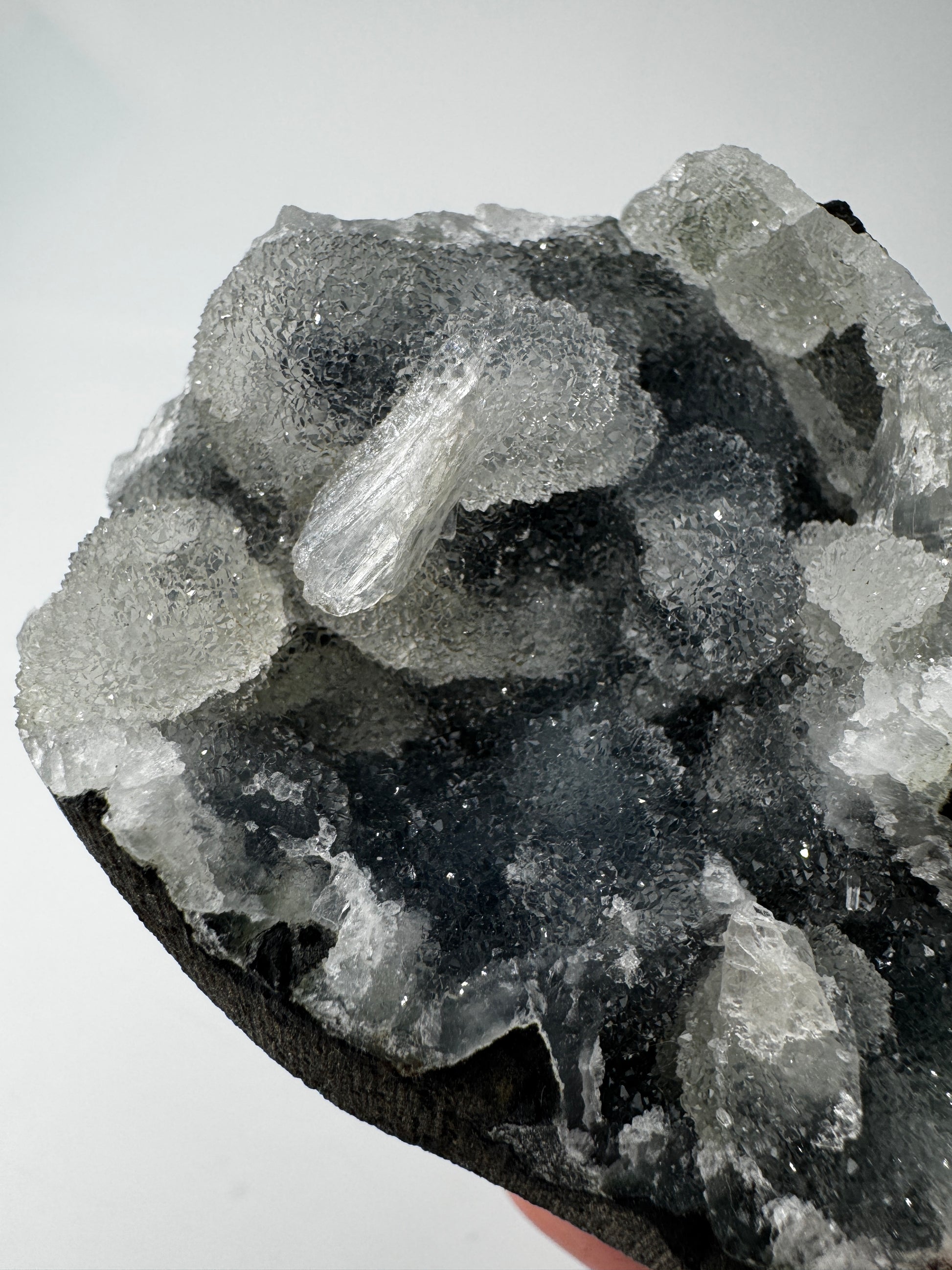 Chalcedon mit Stilbit CSC30, 6,7 × 4,9 cm – kryptokristalliner Quarz mit blättrigen Zeolith-Kristallen, seltene Mineralkombination.