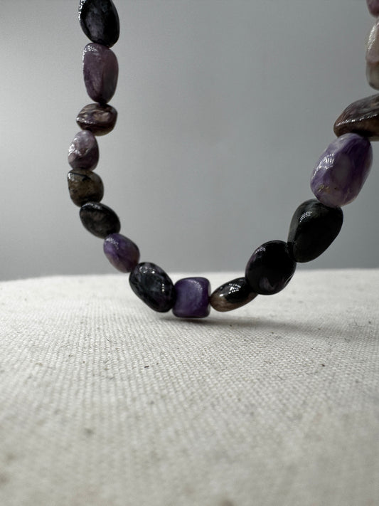 Charoit-Kette mit violettem Stein und fließenden Mustern aus Fibrolith und Aegirin.