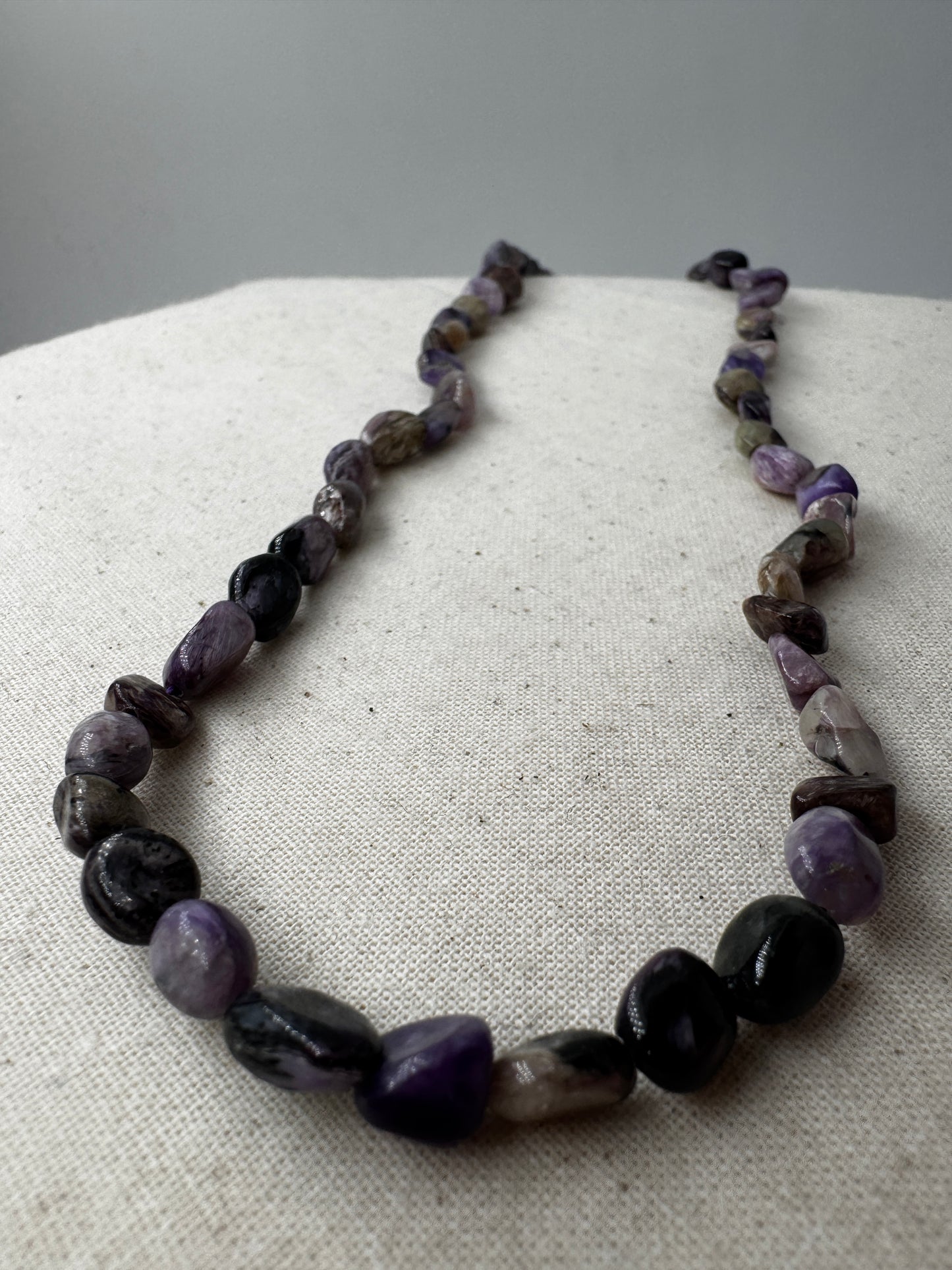 Charoit-Kette mit violettem Stein und fließenden Mustern aus Fibrolith und Aegirin.