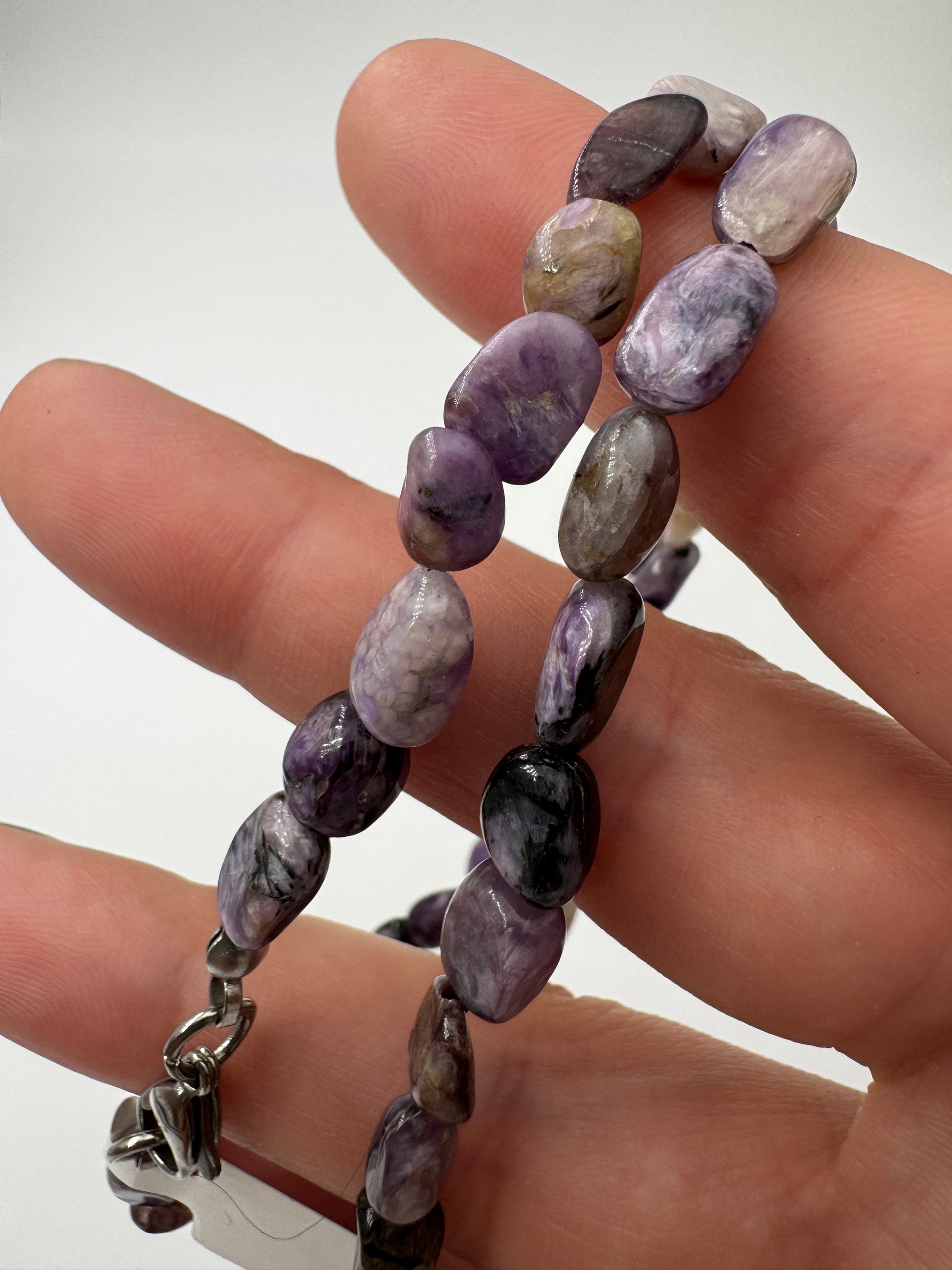 Charoit-Kette mit violettem Stein und fließenden Mustern aus Fibrolith und Aegirin.