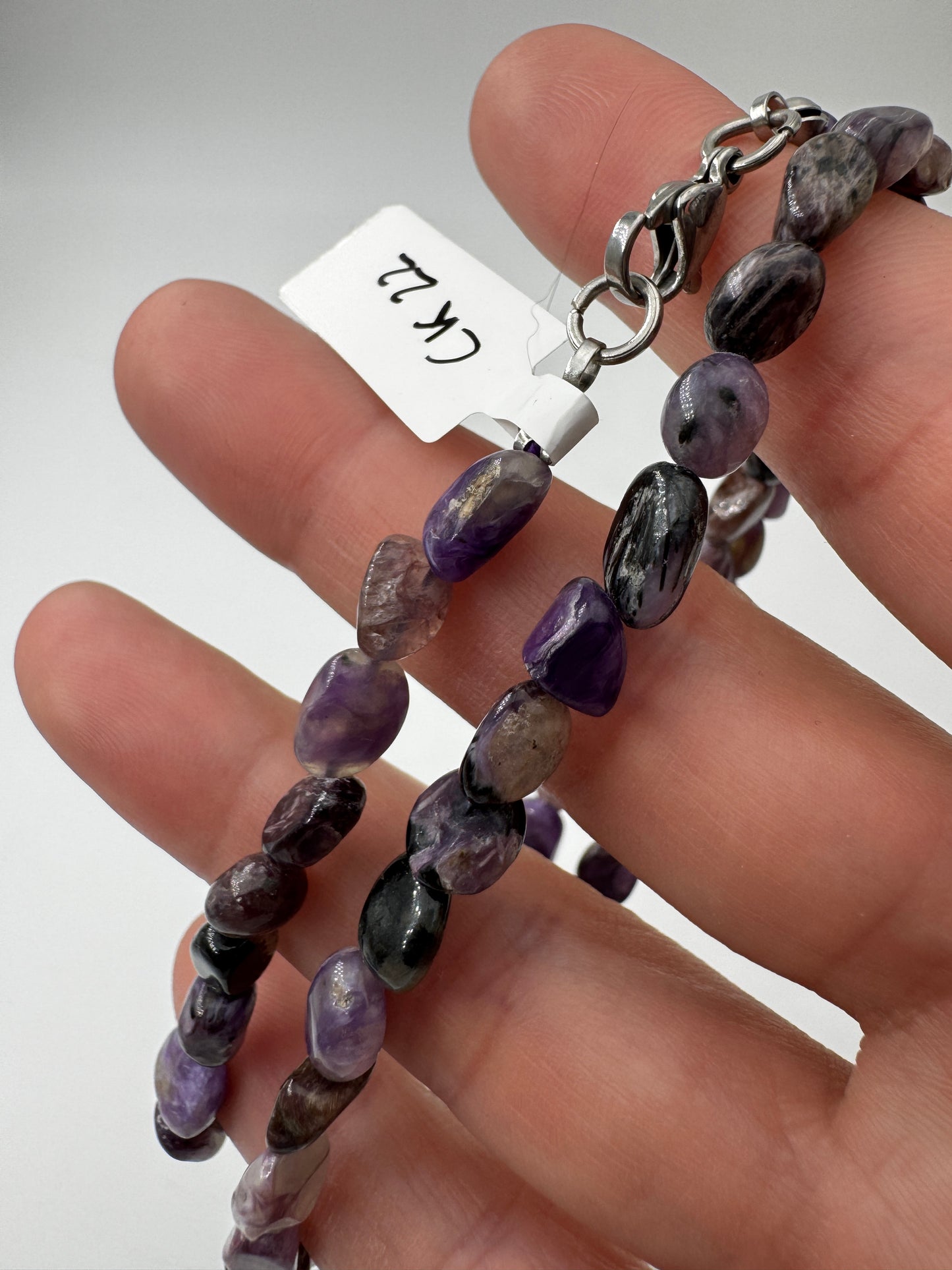 Charoit-Kette mit violettem Stein und fließenden Mustern aus Fibrolith und Aegirin.