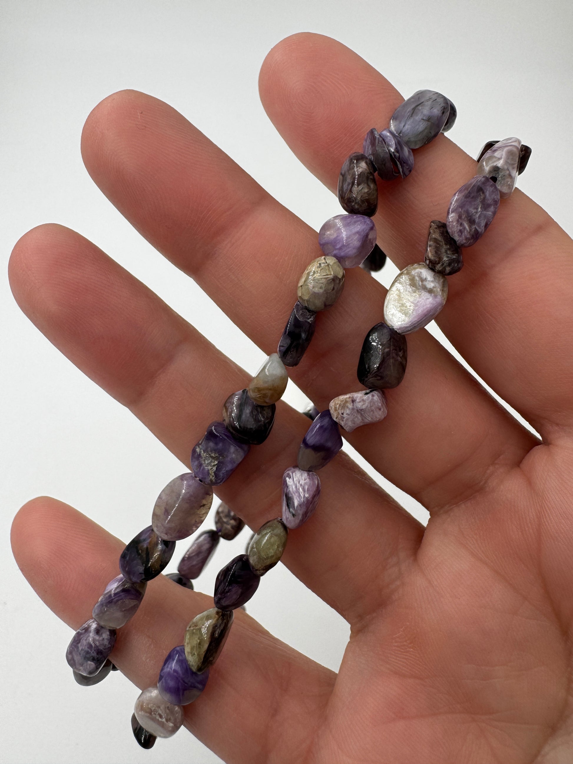 Charoit-Kette mit violettem Stein und fließenden Mustern aus Fibrolith und Aegirin.