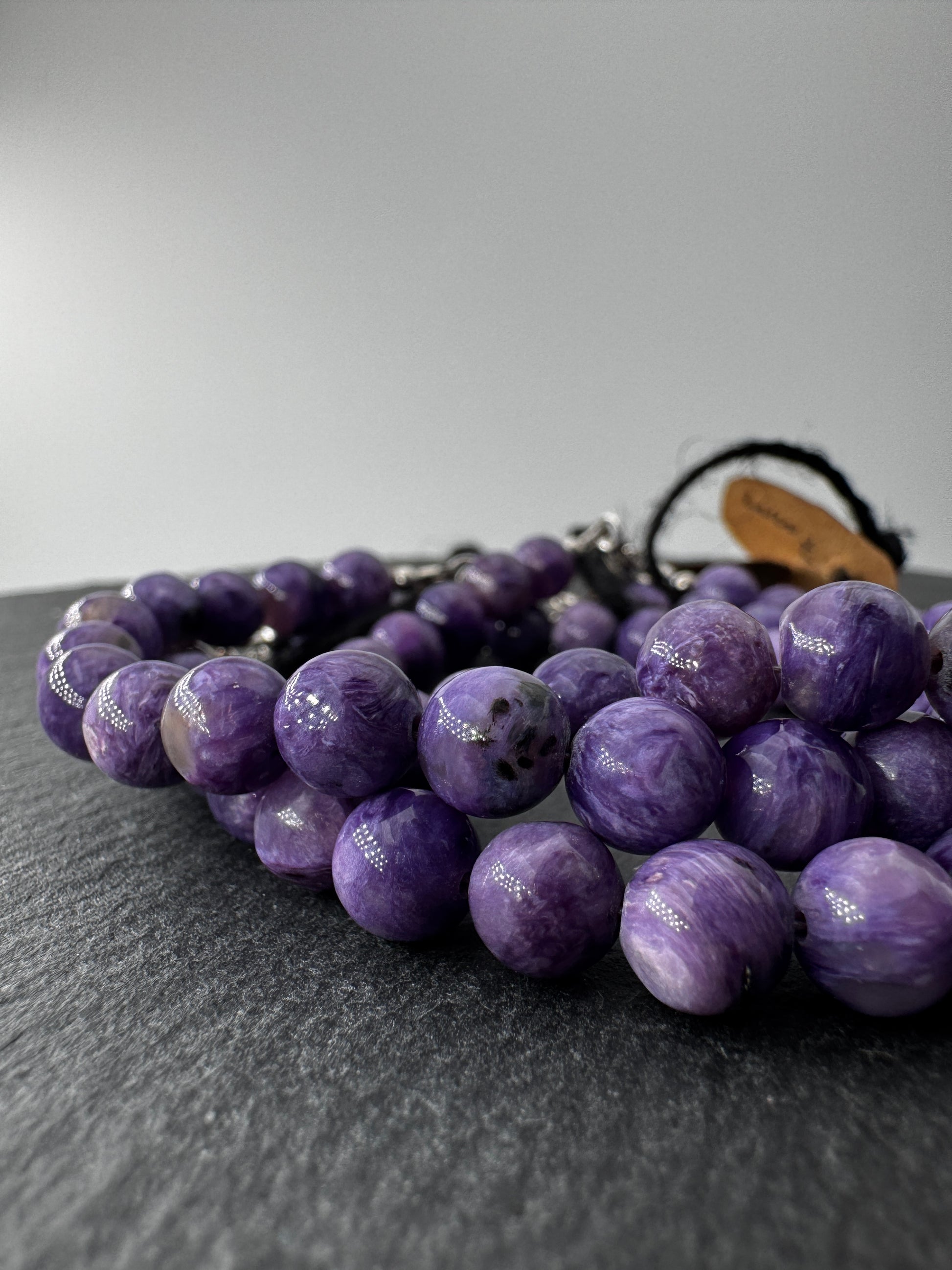 Armband aus Charoit mit 7-mm-Kugeln – violettes Farbspiel mit wirbelnden Mustern aus Aegirin, Umfang 18 cm mit 2 cm Verlängerung.