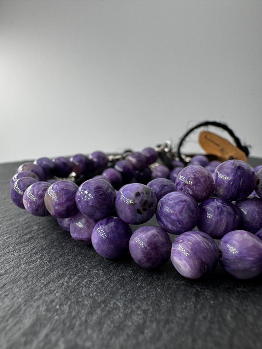 Armband aus Charoit mit 7-mm-Kugeln – violettes Farbspiel mit wirbelnden Mustern aus Aegirin, Umfang 18 cm mit 2 cm Verlängerung.
