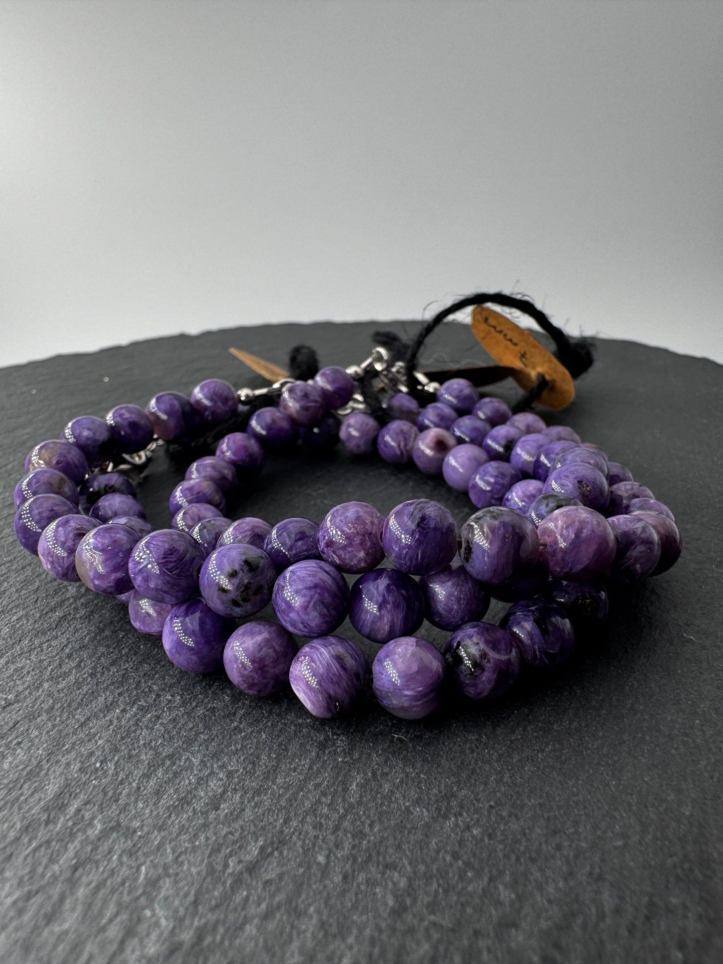 Armband aus Charoit mit 7-mm-Kugeln – violettes Farbspiel mit wirbelnden Mustern aus Aegirin, Umfang 18 cm mit 2 cm Verlängerung.
