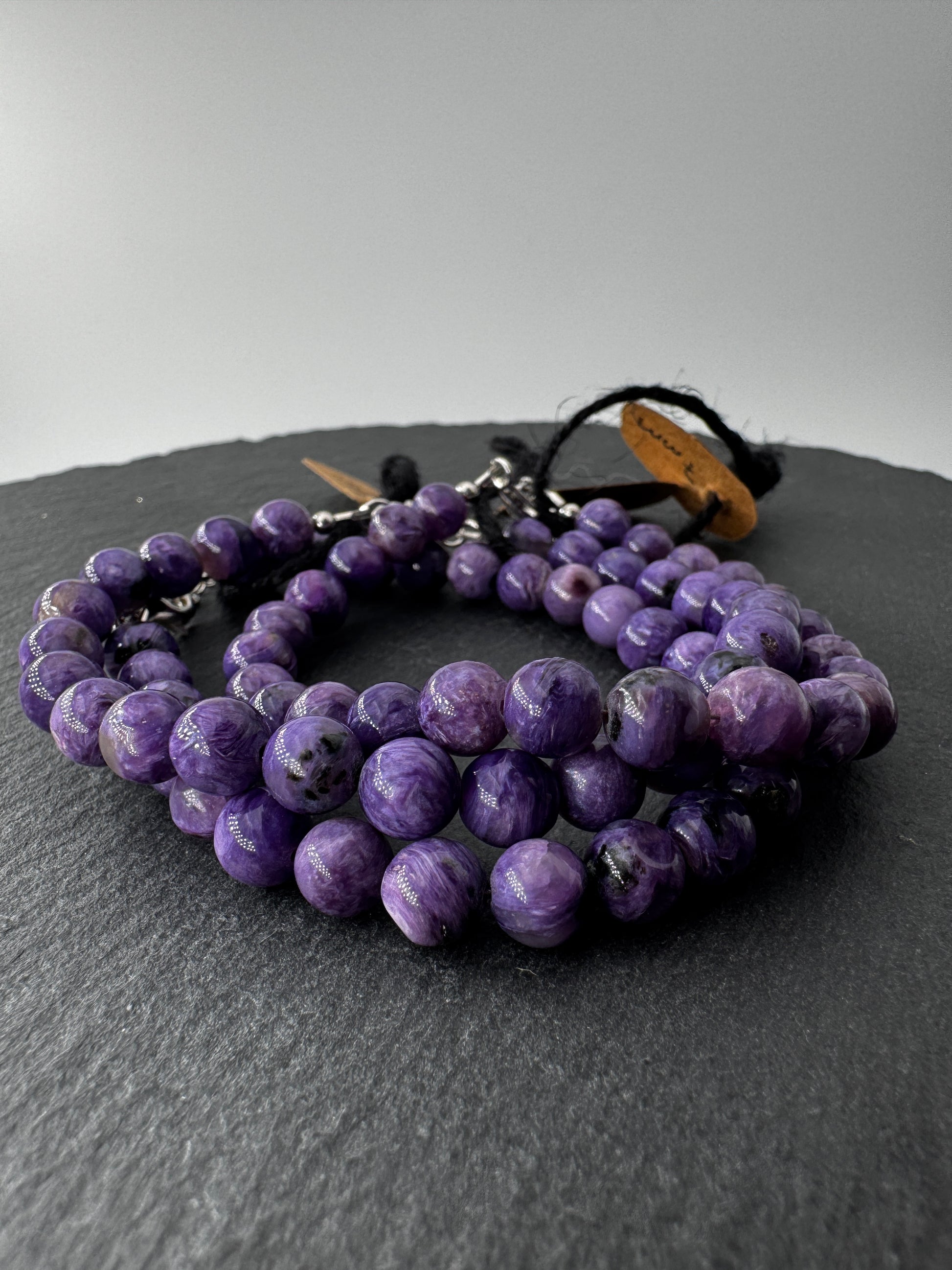 Armband aus Charoit mit 7-mm-Kugeln – violettes Farbspiel mit wirbelnden Mustern aus Aegirin, Umfang 18 cm mit 2 cm Verlängerung.