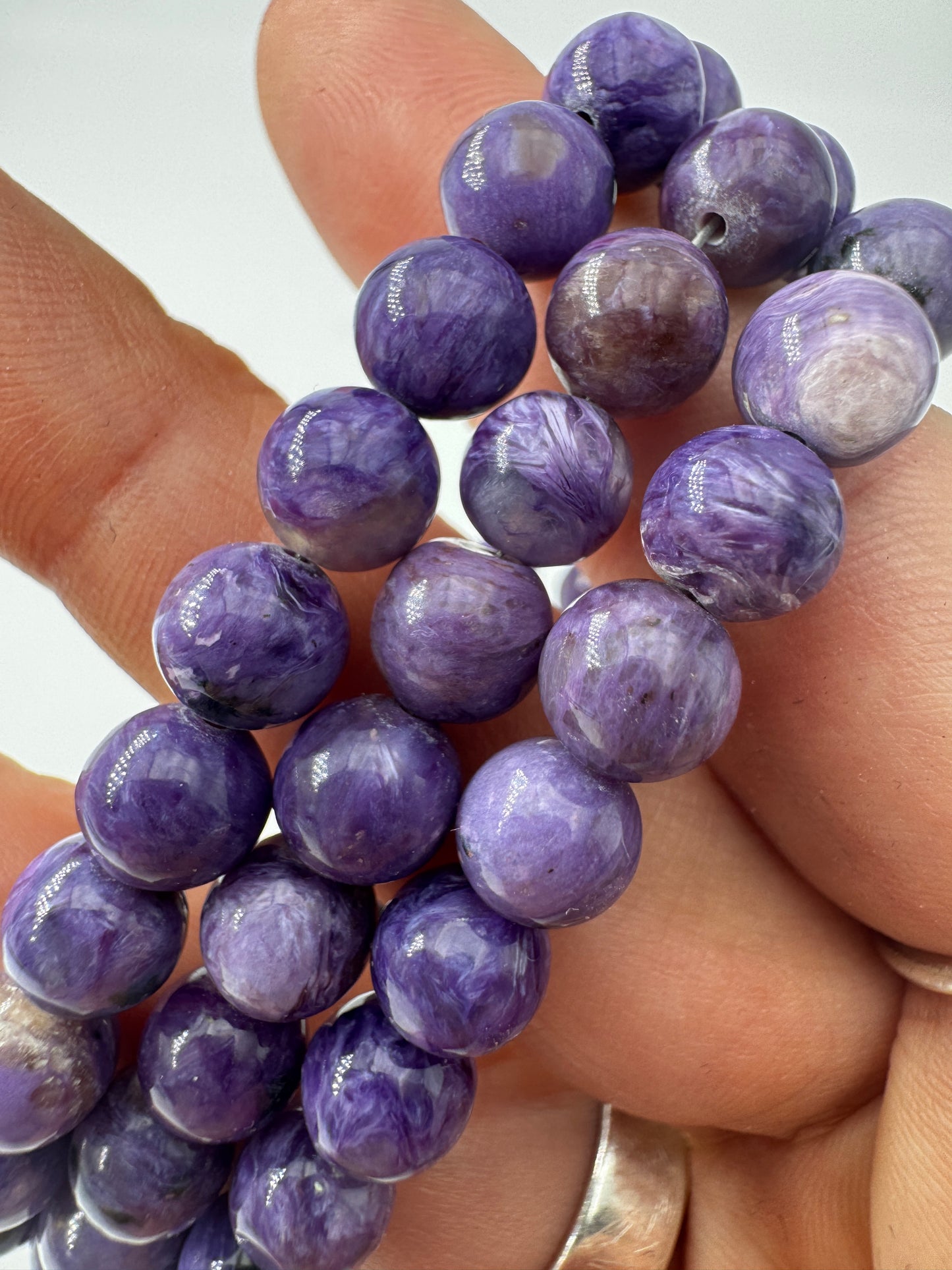 Armband aus Charoit mit 7-mm-Kugeln – violettes Farbspiel mit wirbelnden Mustern aus Aegirin, Umfang 18 cm mit 2 cm Verlängerung.