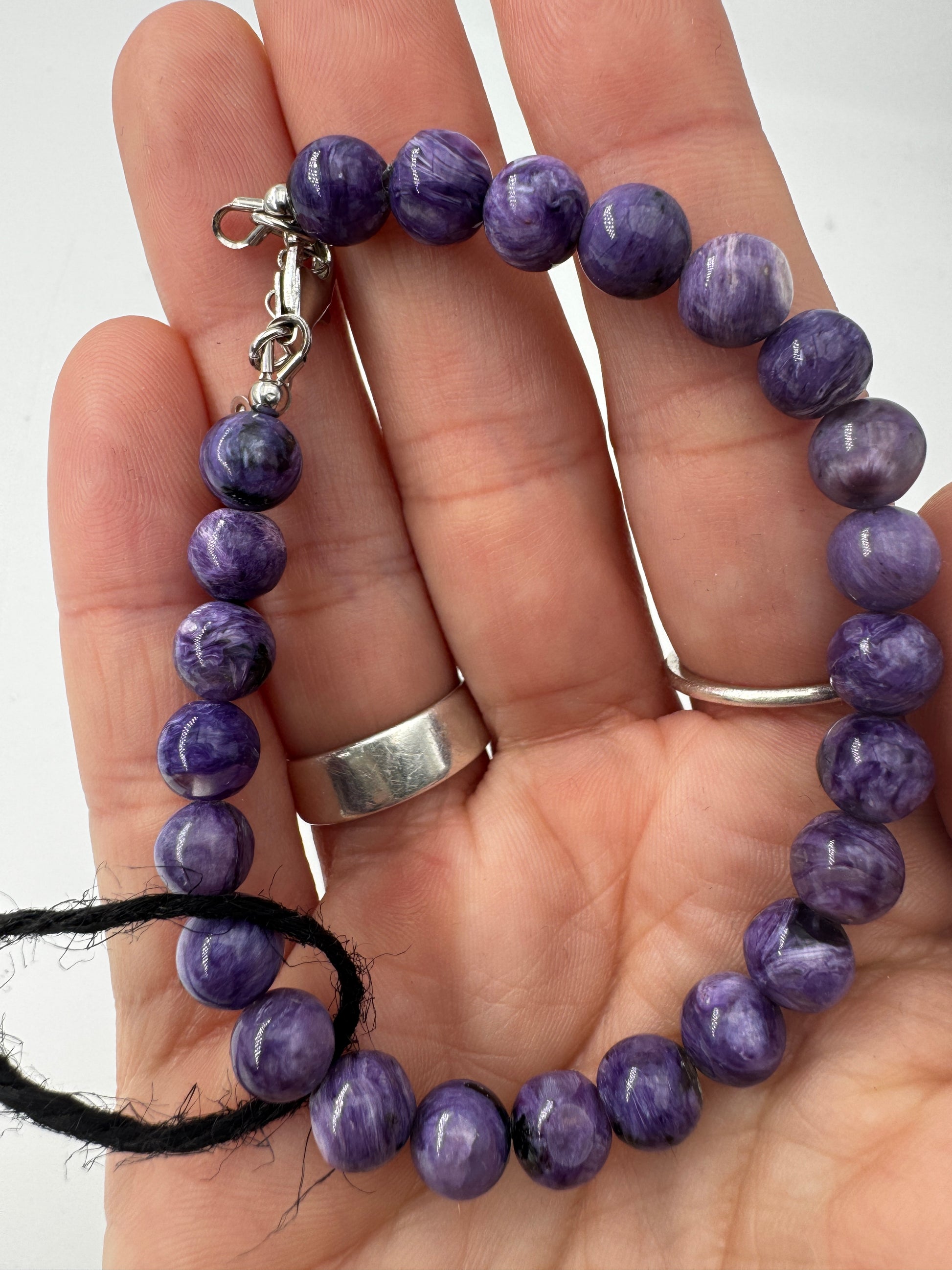 Armband aus Charoit mit 7-mm-Kugeln – violettes Farbspiel mit wirbelnden Mustern aus Aegirin, Umfang 18 cm mit 2 cm Verlängerung.