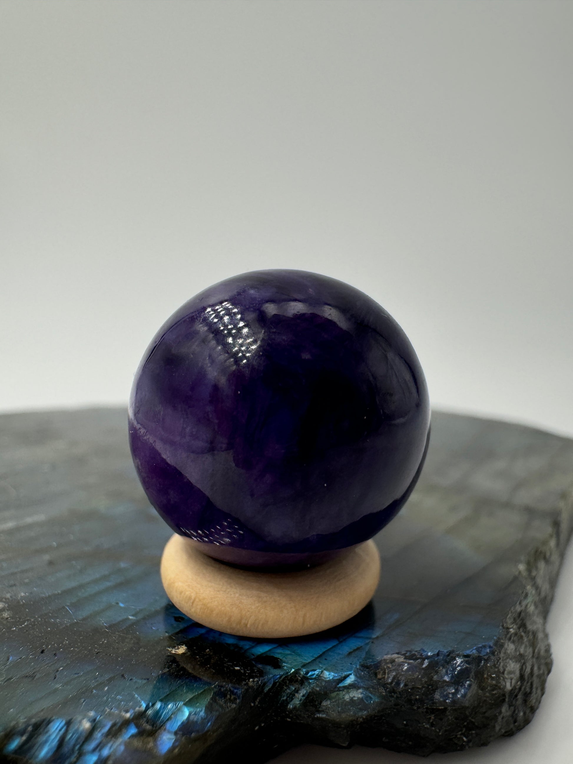 Polierte Charoit Kugel, Ø 1,9 cm, mit charakteristischem violettem Farbspiel und seidigen Faserstrukturen