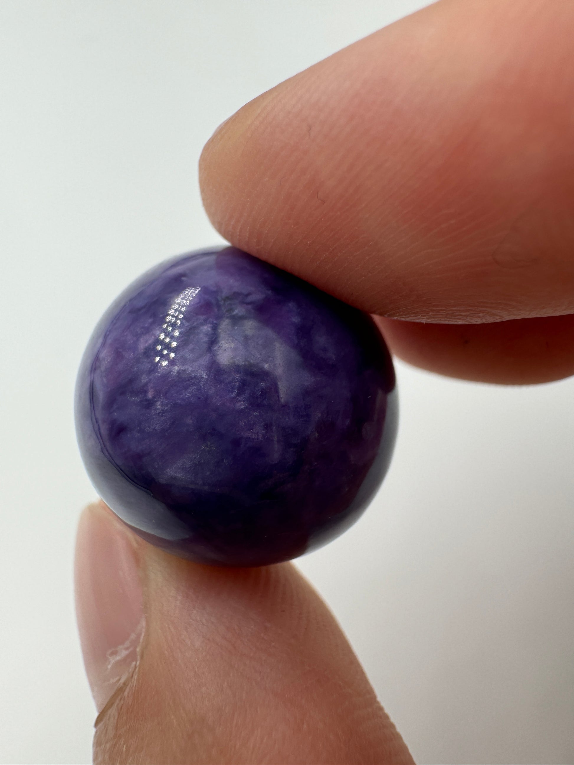 Polierte Charoit Kugel, Ø 1,9 cm, mit charakteristischem violettem Farbspiel und seidigen Faserstrukturen