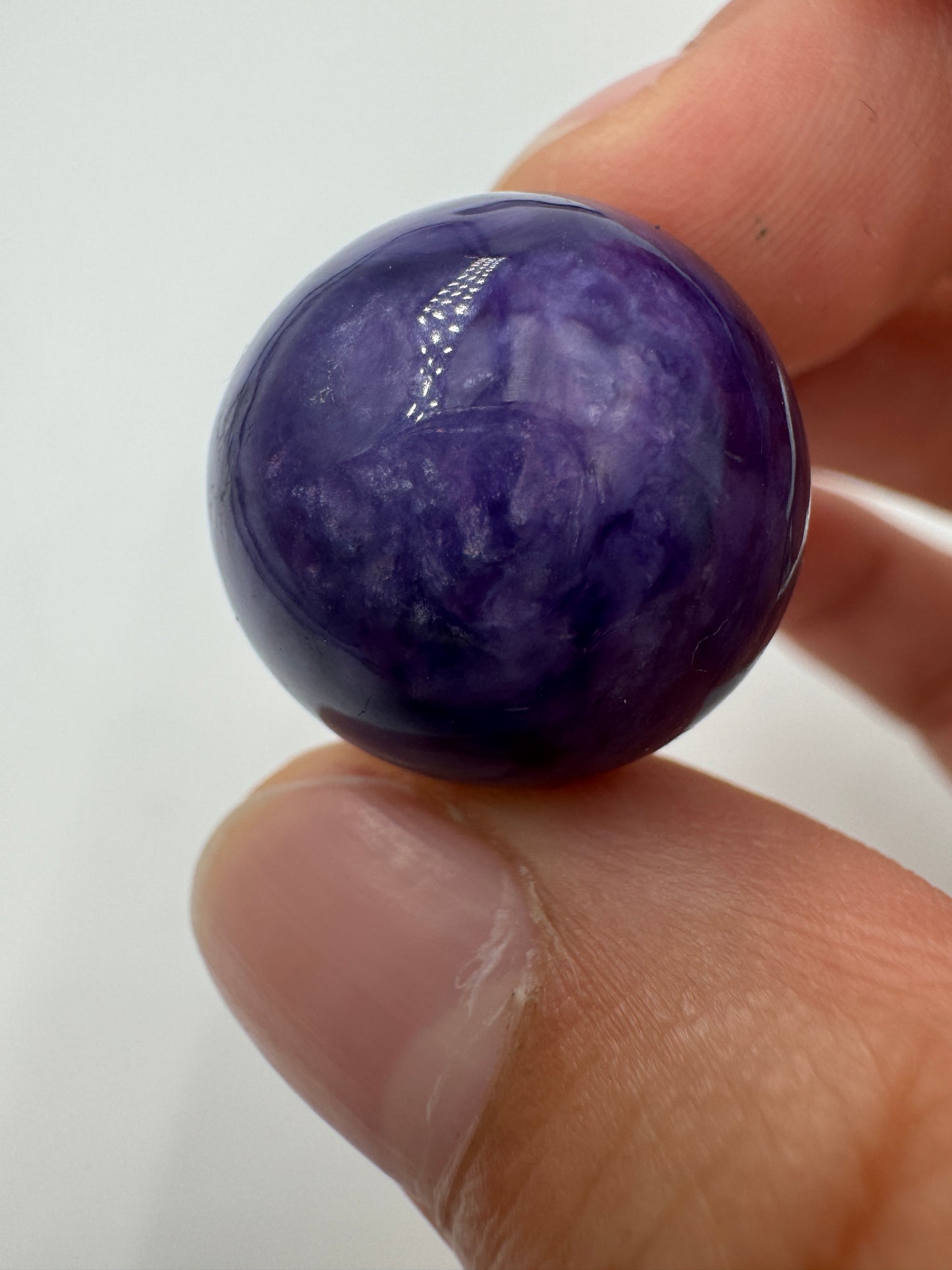 Polierte Charoit Kugel, Ø 1,9 cm, mit charakteristischem violettem Farbspiel und seidigen Faserstrukturen
