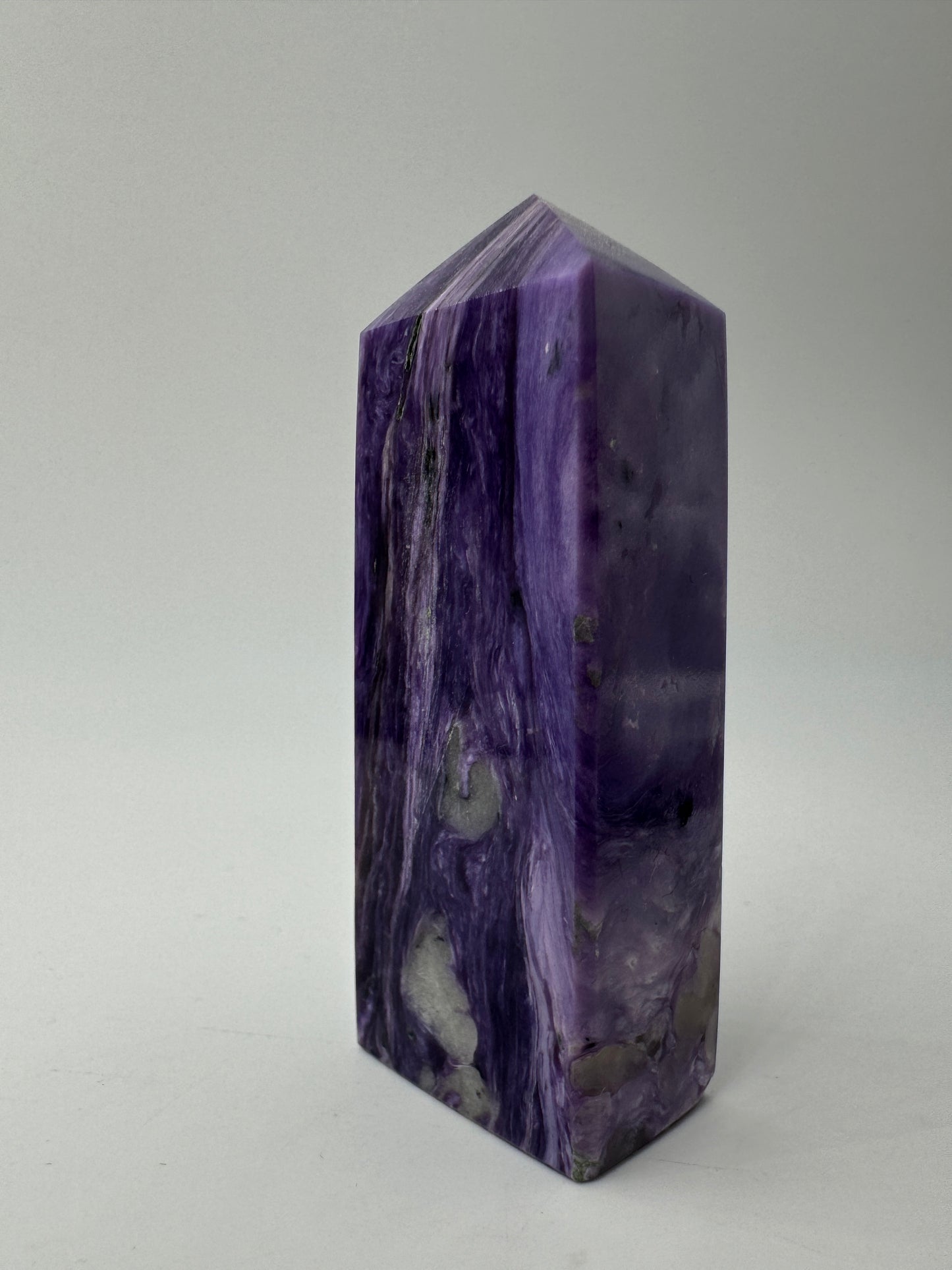 Polierte Charoit Spitze, 7 cm, mit charakteristischem violettem Farbspiel und seidigen Faserstrukturen