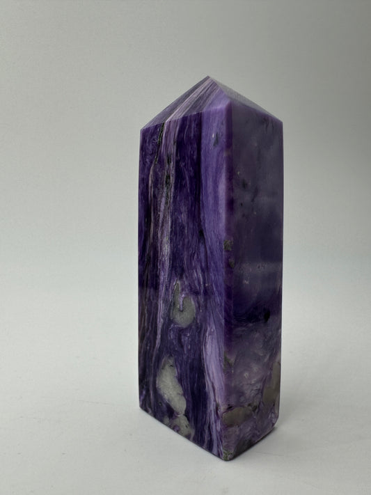 Polierte Charoit Spitze, 7 cm, mit charakteristischem violettem Farbspiel und seidigen Faserstrukturen