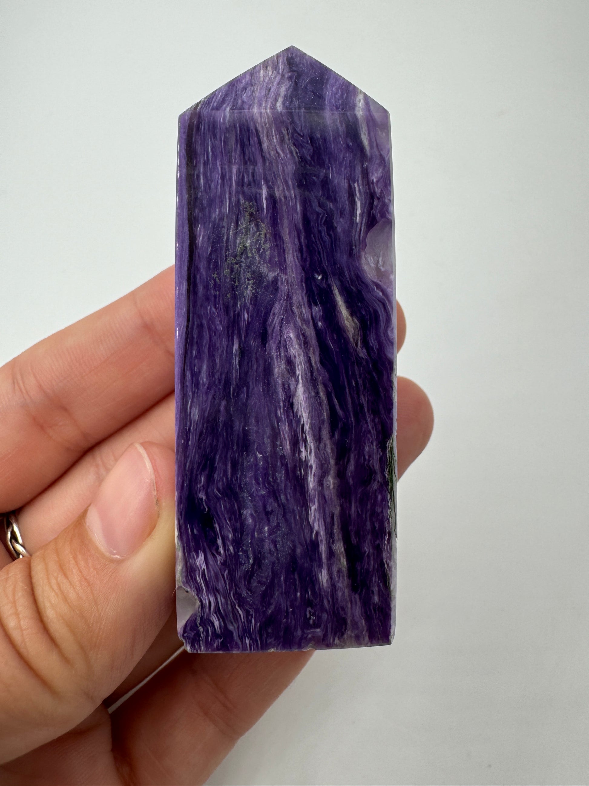 Polierte Charoit Spitze, 7 cm, mit charakteristischem violettem Farbspiel und seidigen Faserstrukturen