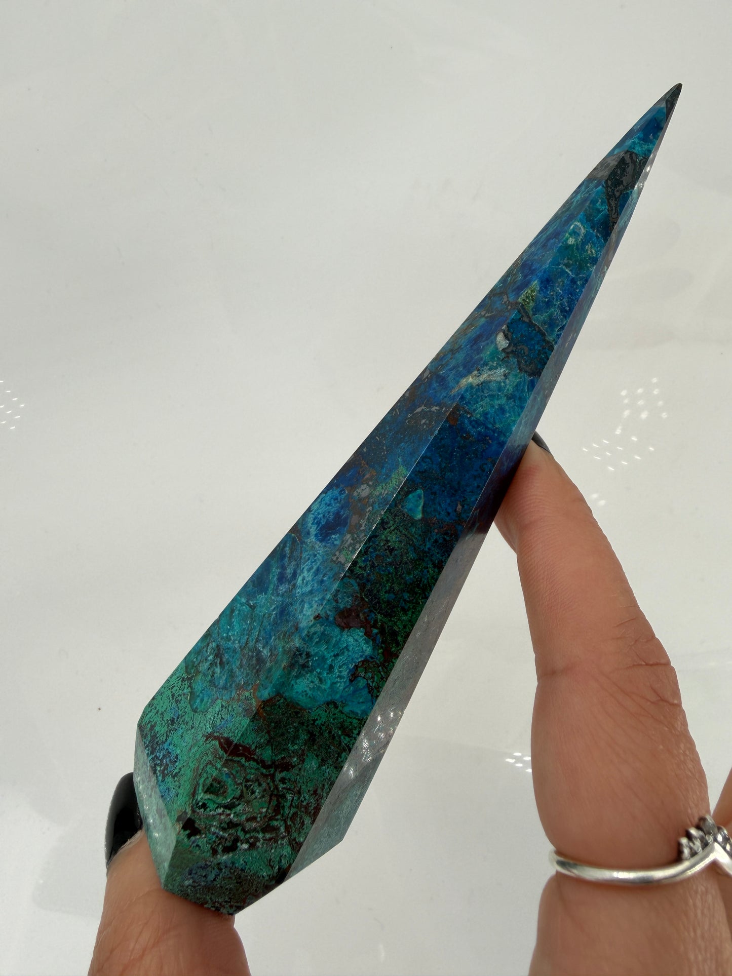 Eine stehende, auf Hochglanz polierte Chrysokoll-Spitze mit einer lebendigen Textur aus leuchtendem Türkis und dunklen, natürlichen Gesteinseinschlüssen.