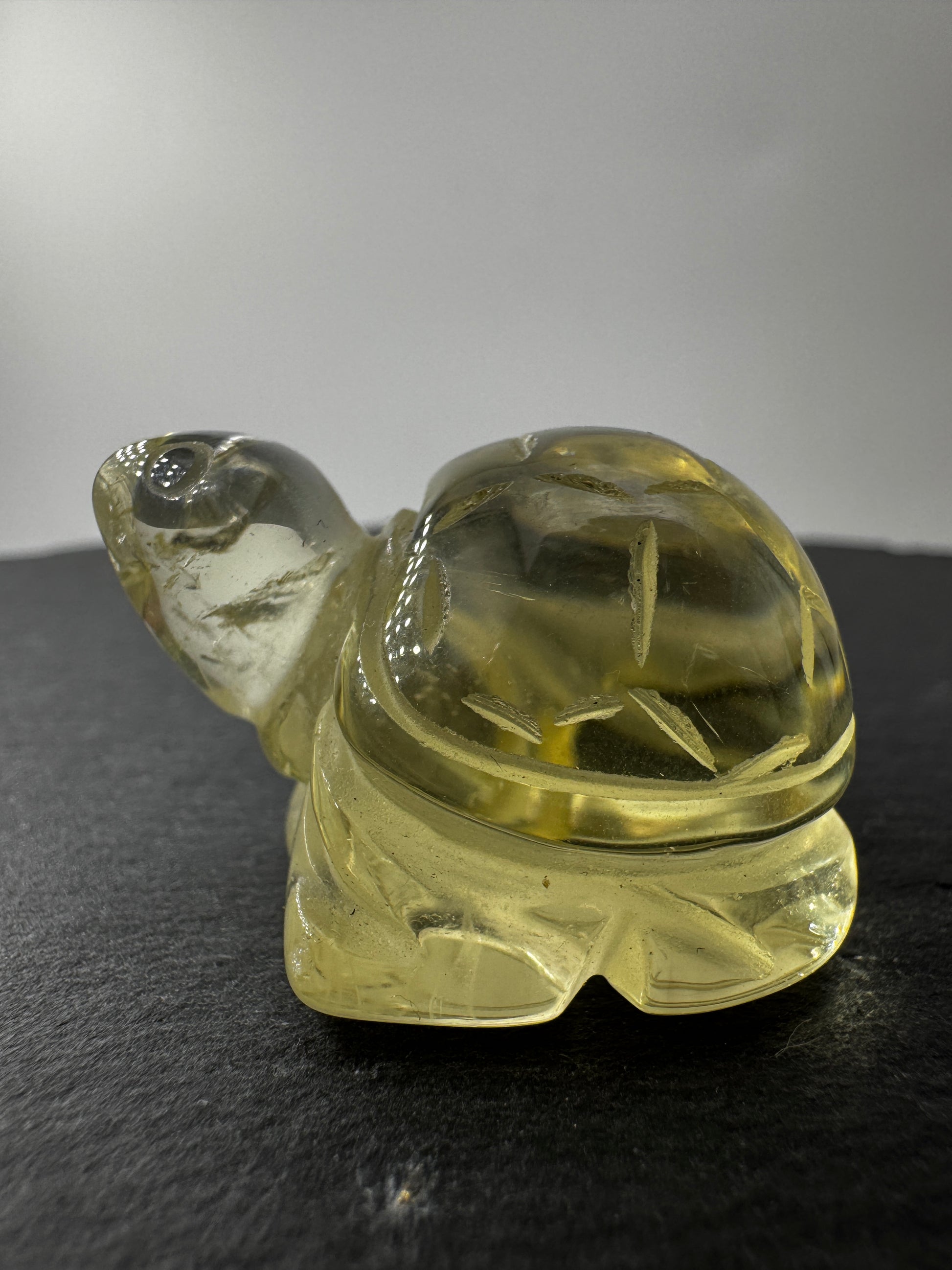 Handgeschliffene Schildkröte aus Citrin A30 mit goldener Färbung.