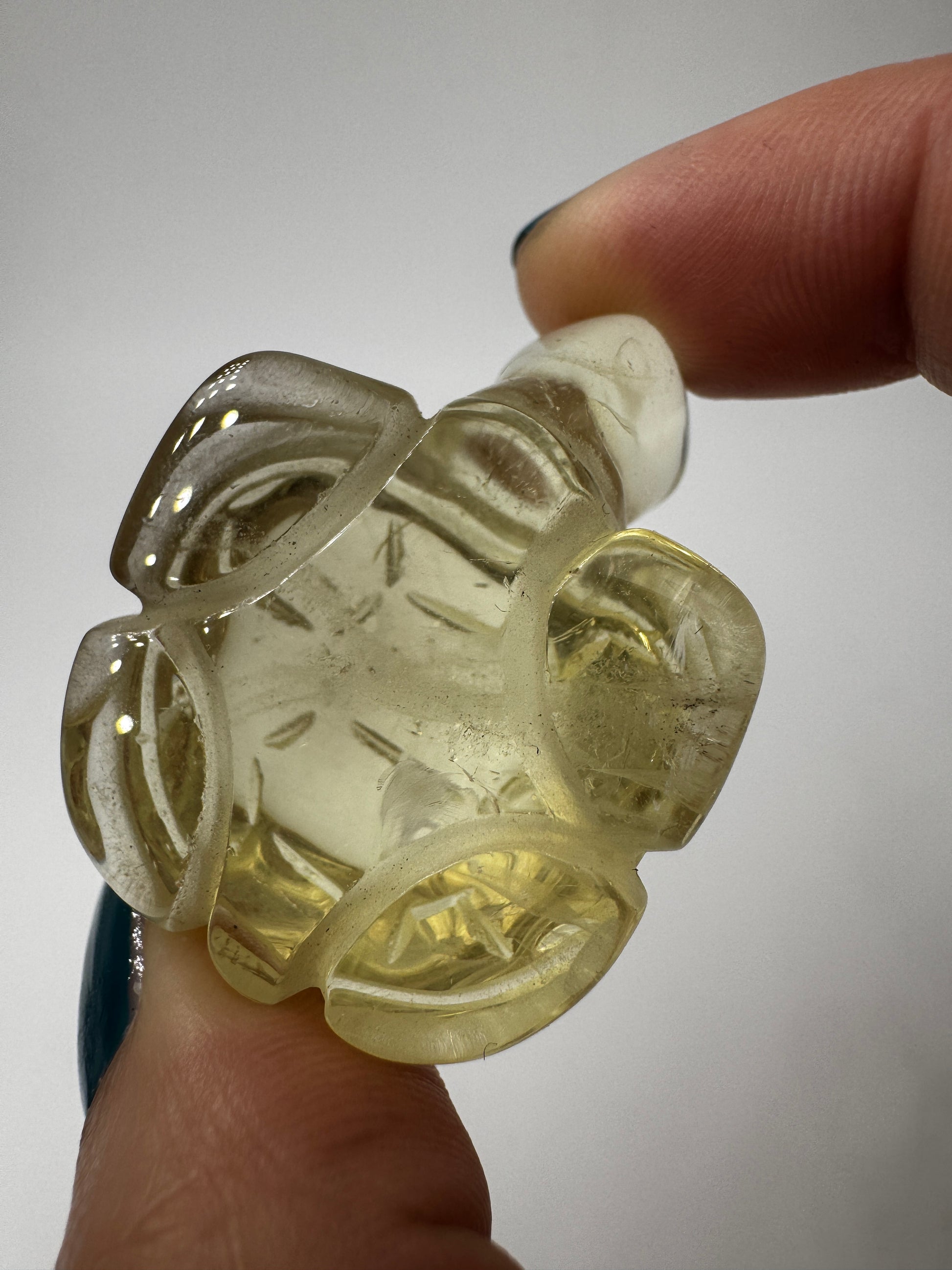 Handgeschliffene Schildkröte aus Citrin A30 mit goldener Färbung.