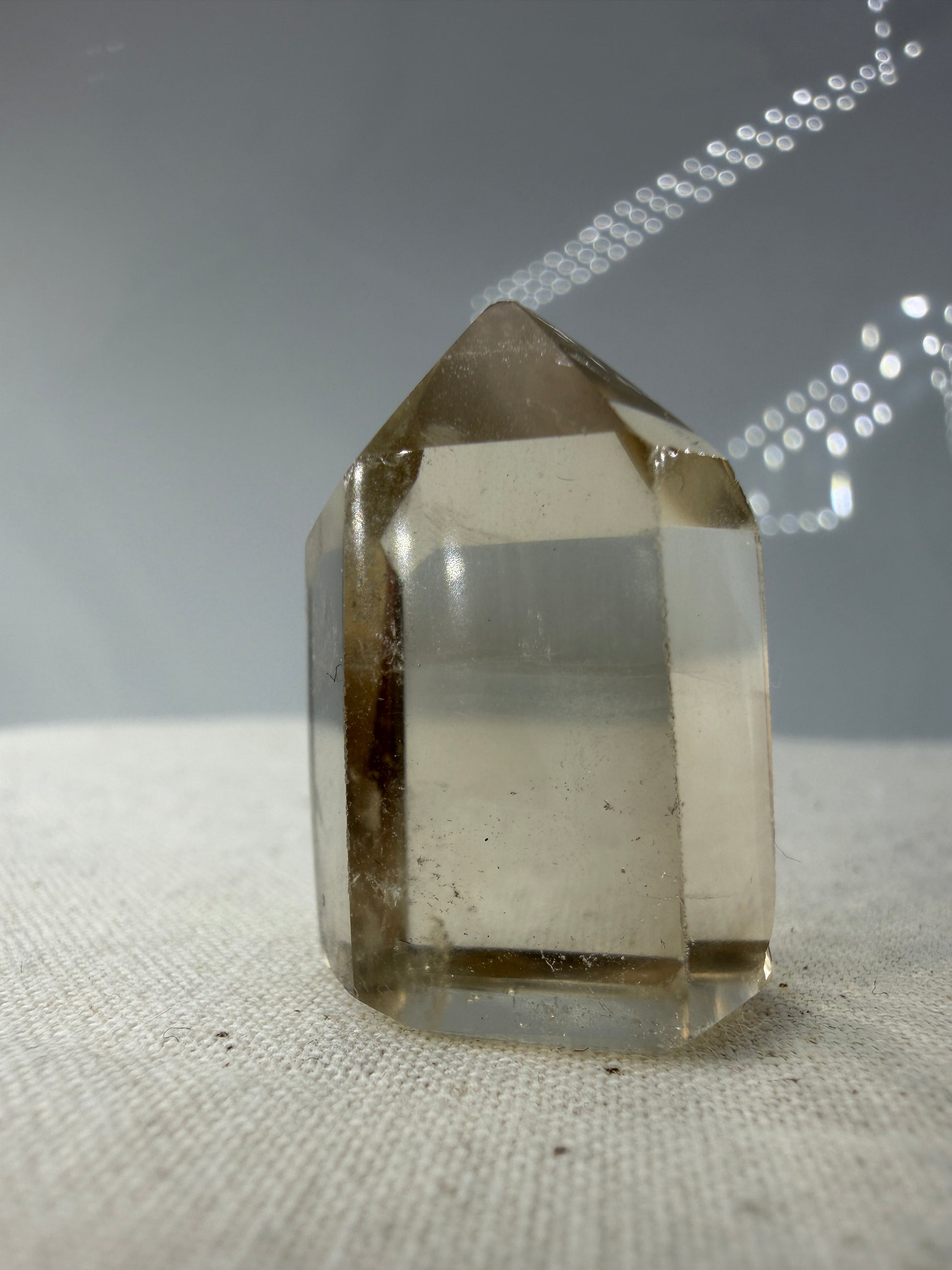 Polierte Citrin-Spitze CS15 in natürlichem Goldgelb mit honigbrauner Transparenz, 2,9 cm hoch.