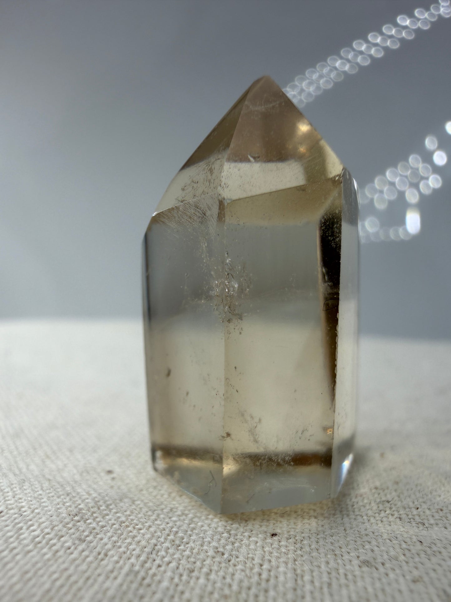 Polierte Citrin-Spitze CS15 in natürlichem Goldgelb mit honigbrauner Transparenz, 2,9 cm hoch.