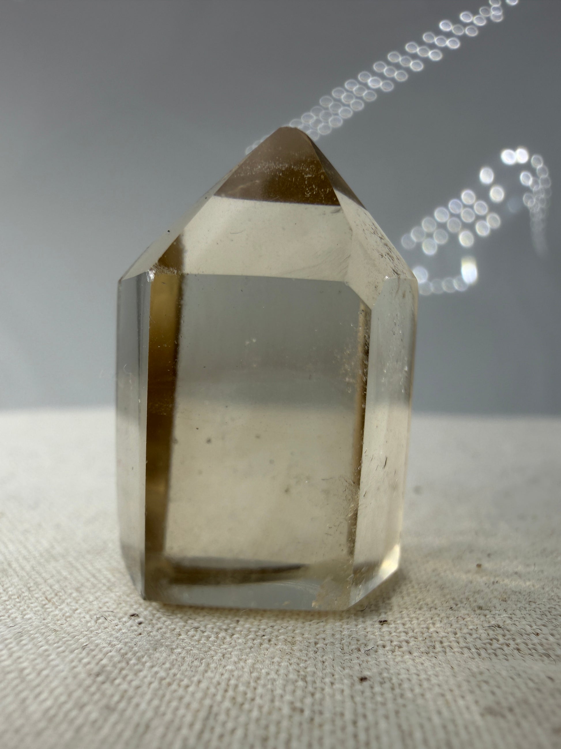 Polierte Citrin-Spitze CS15 in natürlichem Goldgelb mit honigbrauner Transparenz, 2,9 cm hoch.