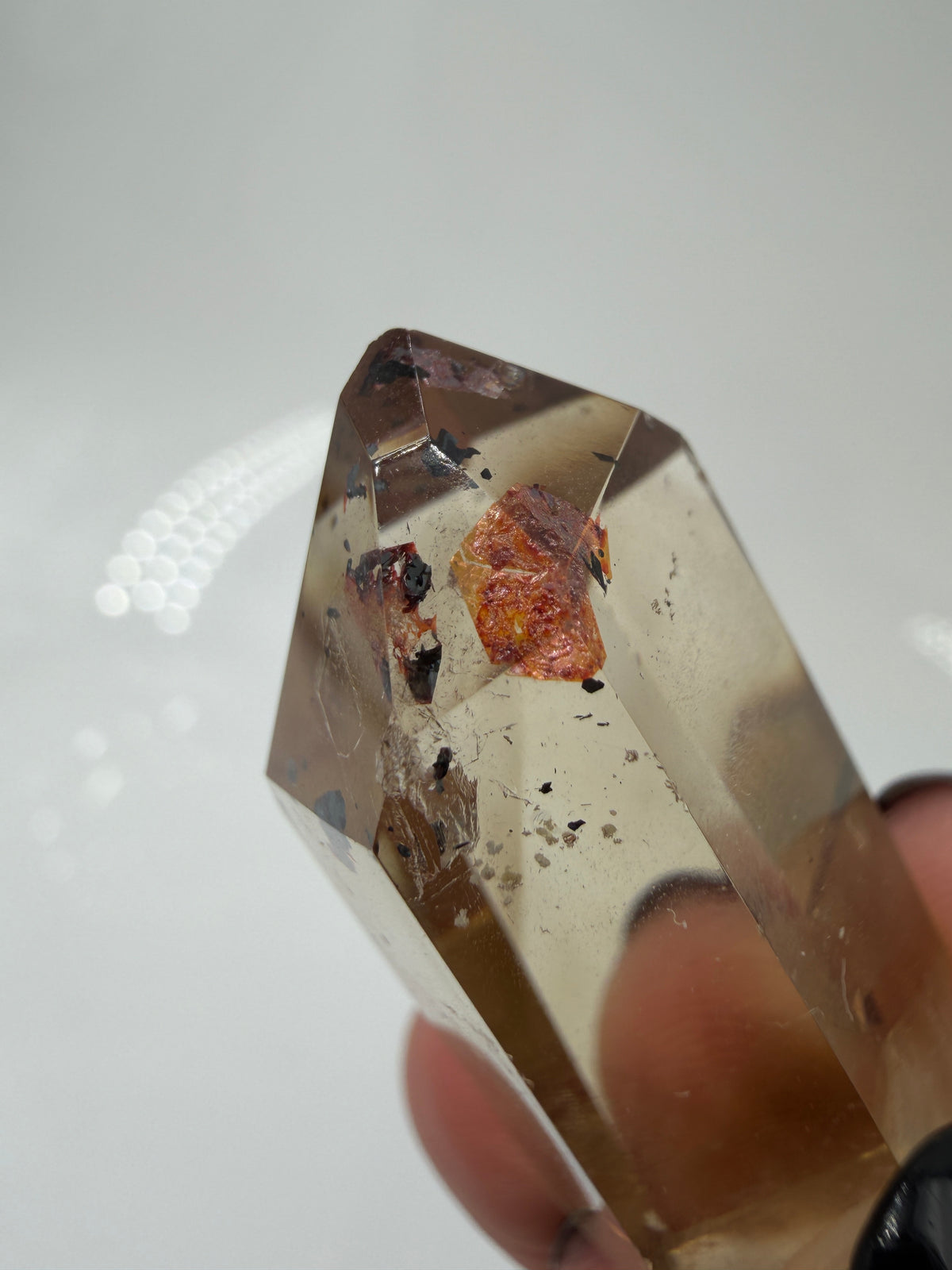 Citrin Spitze mit Hämatit-Plättchen QS14, 3,9 cm Höhe, goldgelber Citrin mit silbrig glänzenden Hämatit-Einschlüssen.