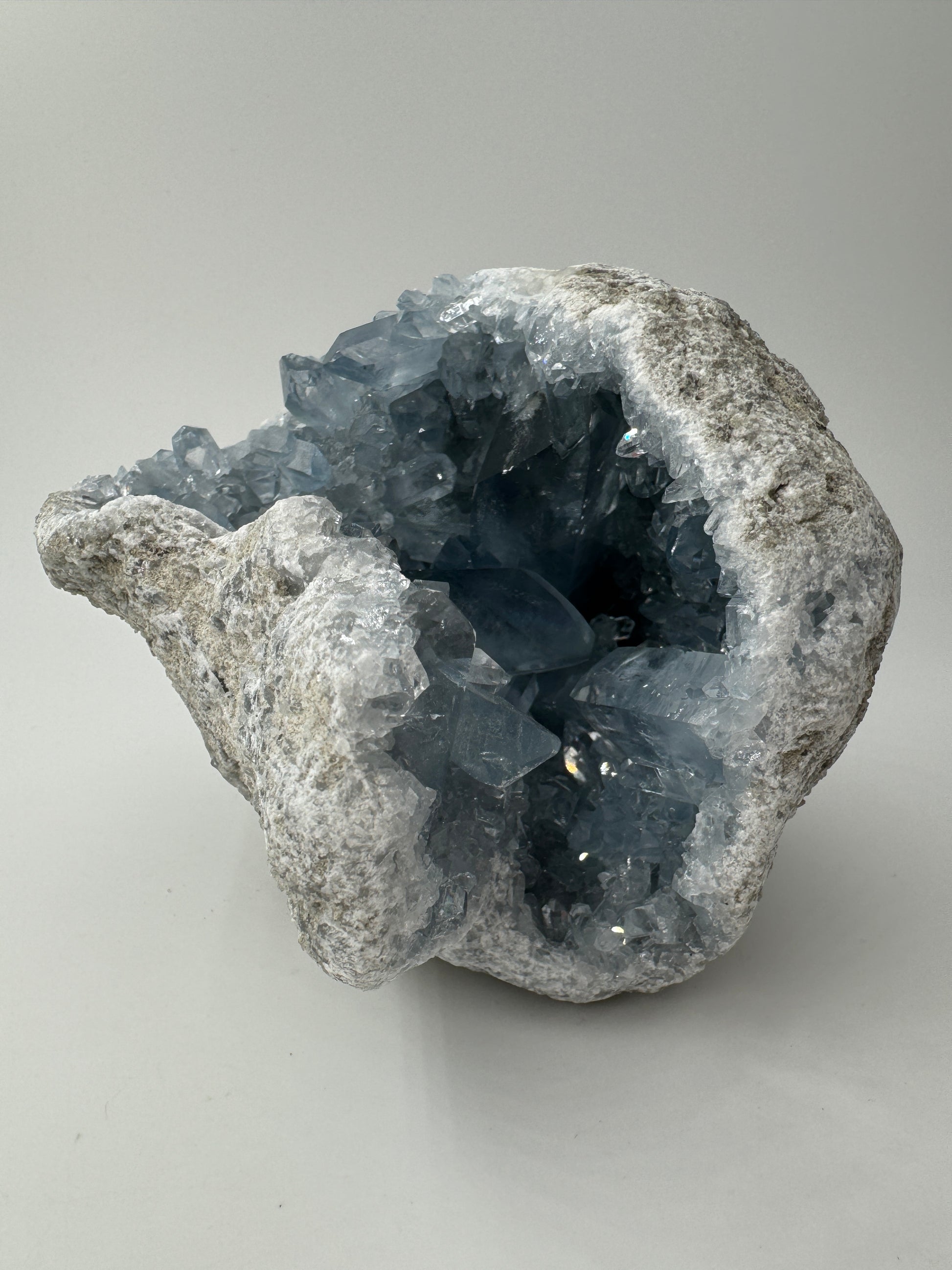 Coelestin Cluster aus Madagaskar, 13 × 12 × 10 cm, 1,8 kg, mit zarten himmelblauen Strontiumsulfat-Kristallen