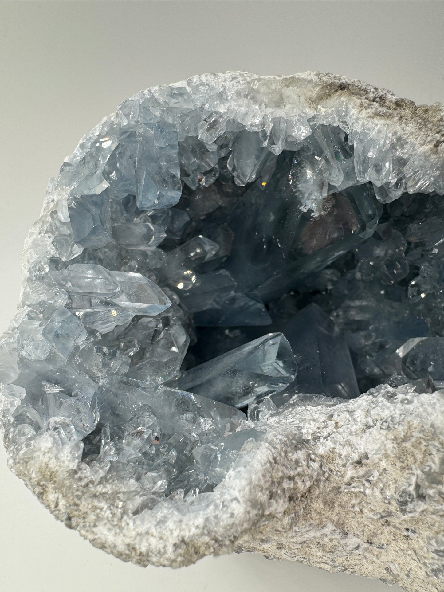 Coelestin Cluster aus Madagaskar, 13 × 12 × 10 cm, 1,8 kg, mit zarten himmelblauen Strontiumsulfat-Kristallen