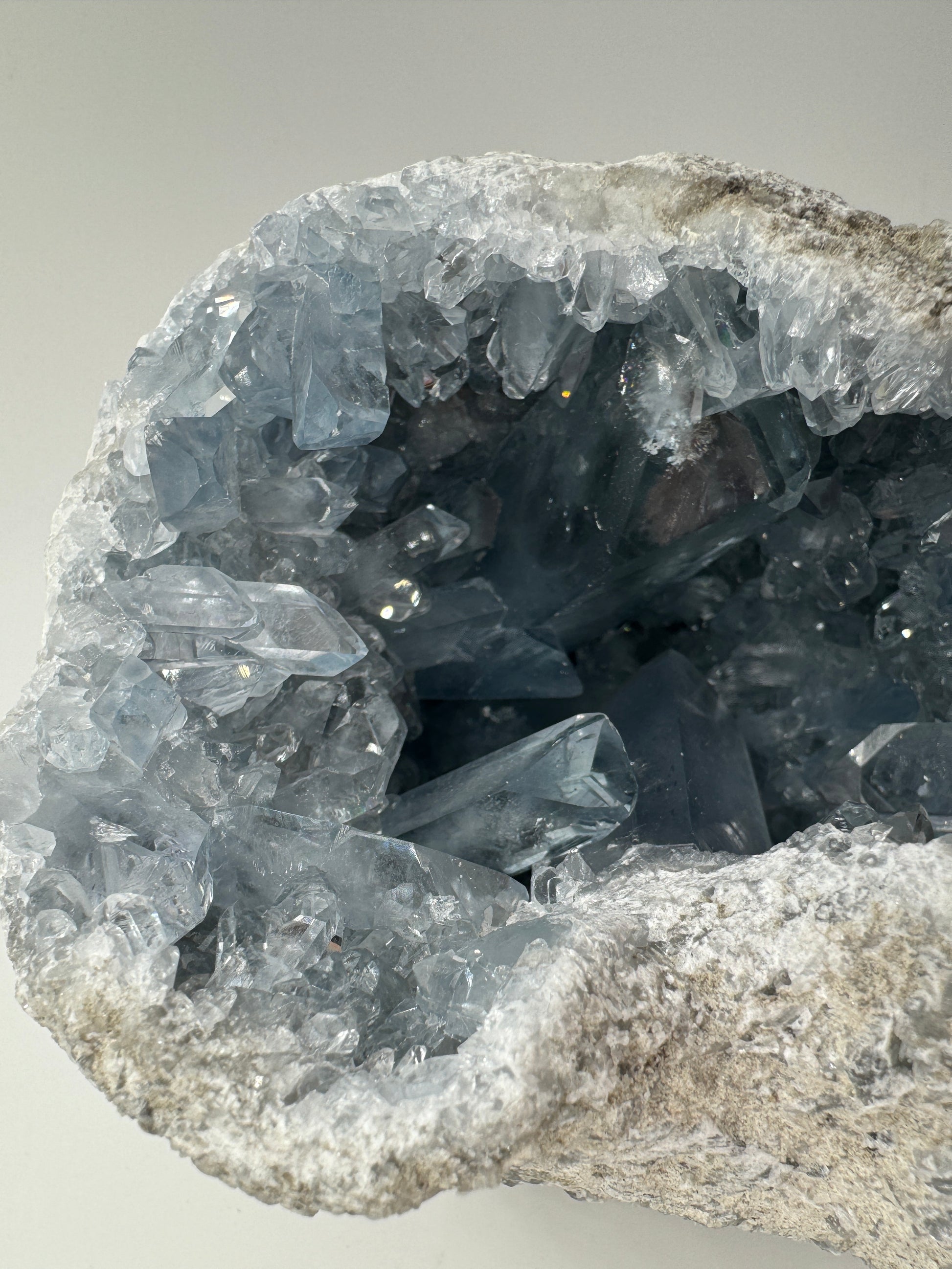 Coelestin Cluster aus Madagaskar, 13 × 12 × 10 cm, 1,8 kg, mit zarten himmelblauen Strontiumsulfat-Kristallen