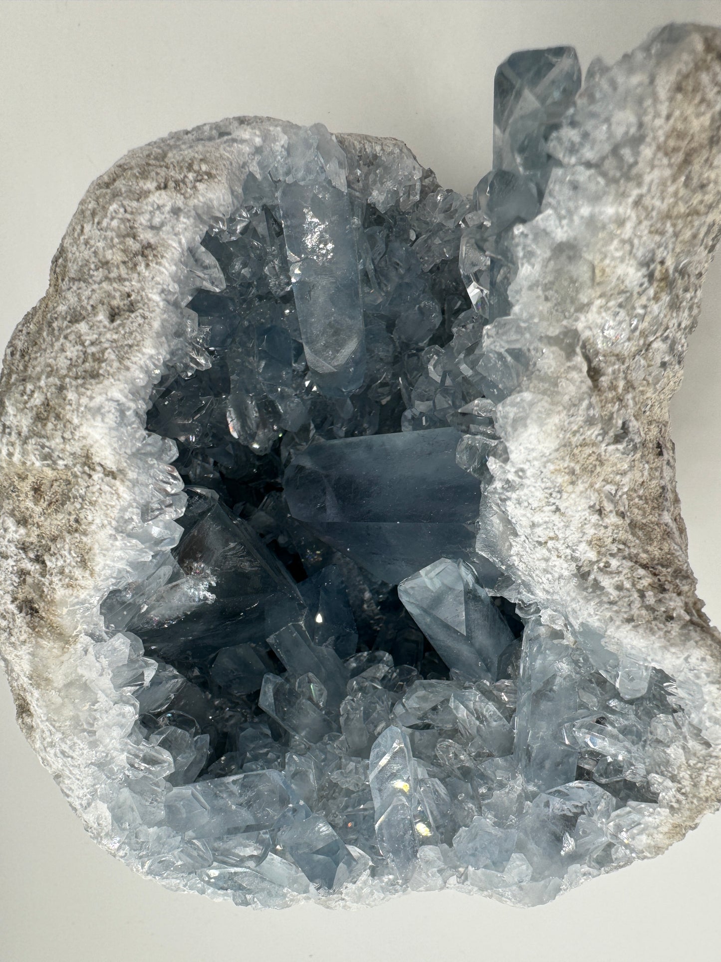 Coelestin Cluster aus Madagaskar, 13 × 12 × 10 cm, 1,8 kg, mit zarten himmelblauen Strontiumsulfat-Kristallen